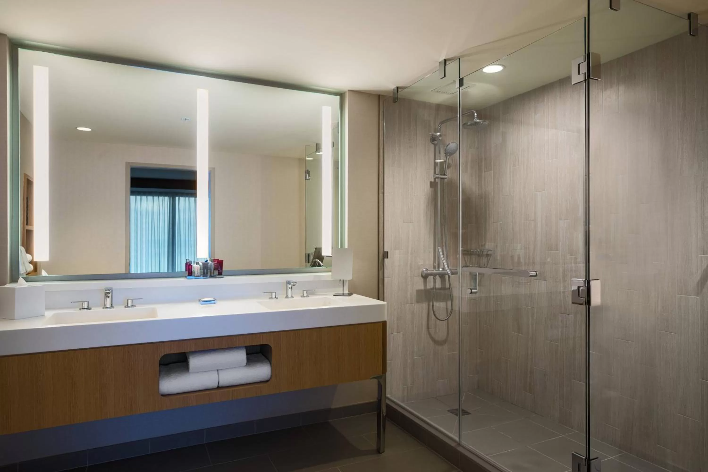 Bathroom in Marriott Marquis Chicago