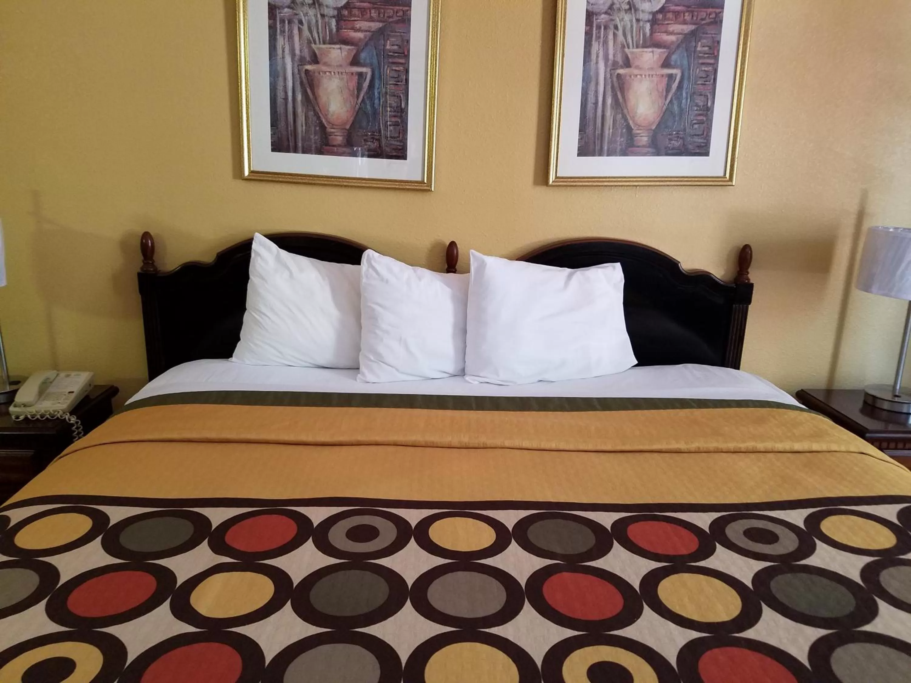 Queen Suite with Spa Bath- Non-SMoking in Super 8 by Wyndham Cornelia