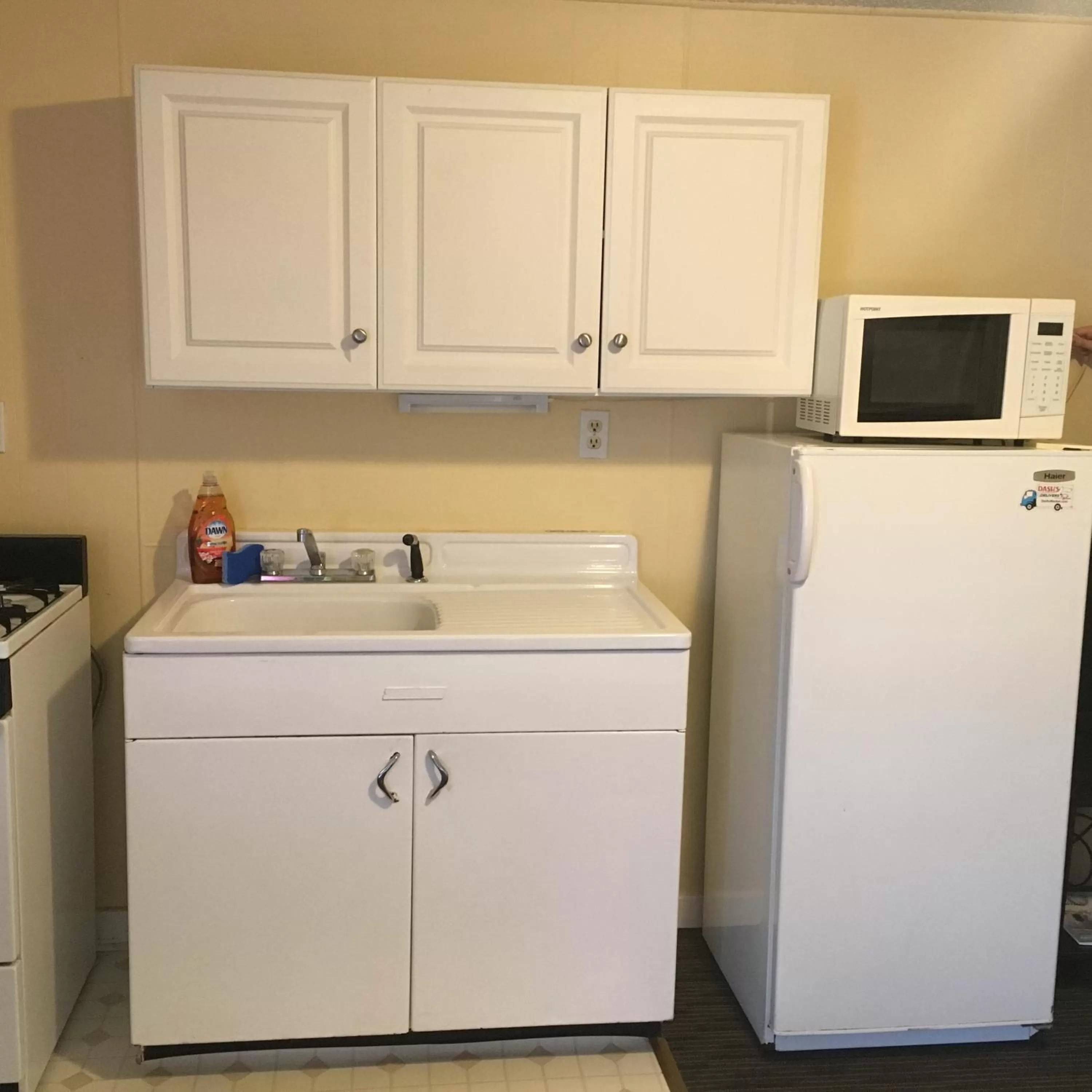 Kitchen or kitchenette in Clarence Inn Extended Stay