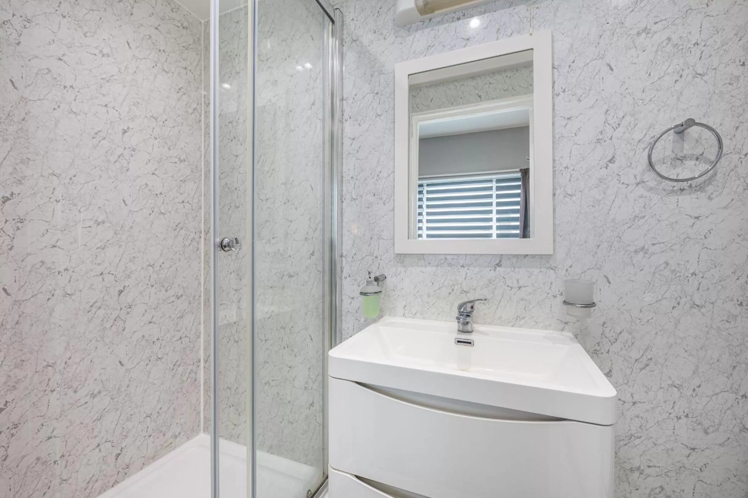 Shower in King Solomon Hotel- Golders Green