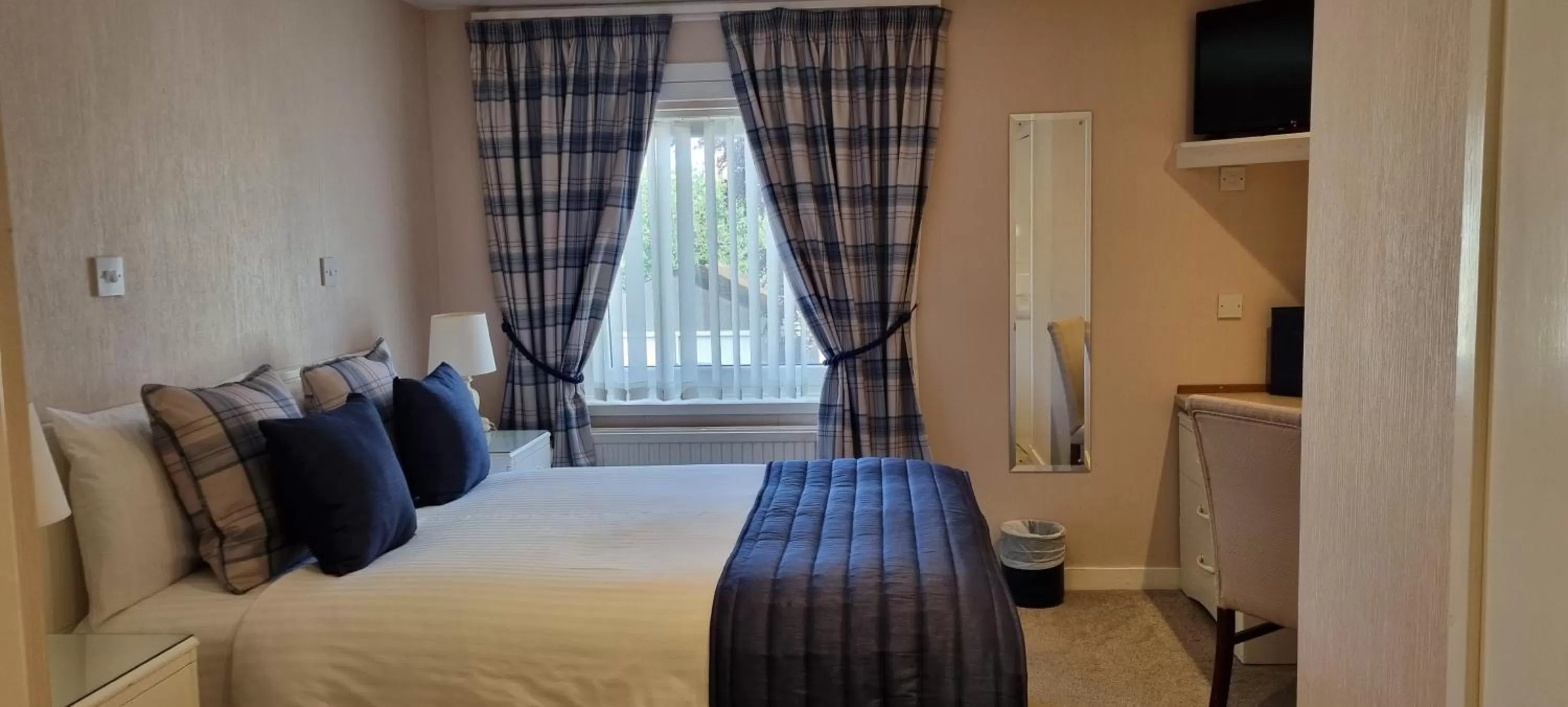 Bed in Sunninghill Hotel