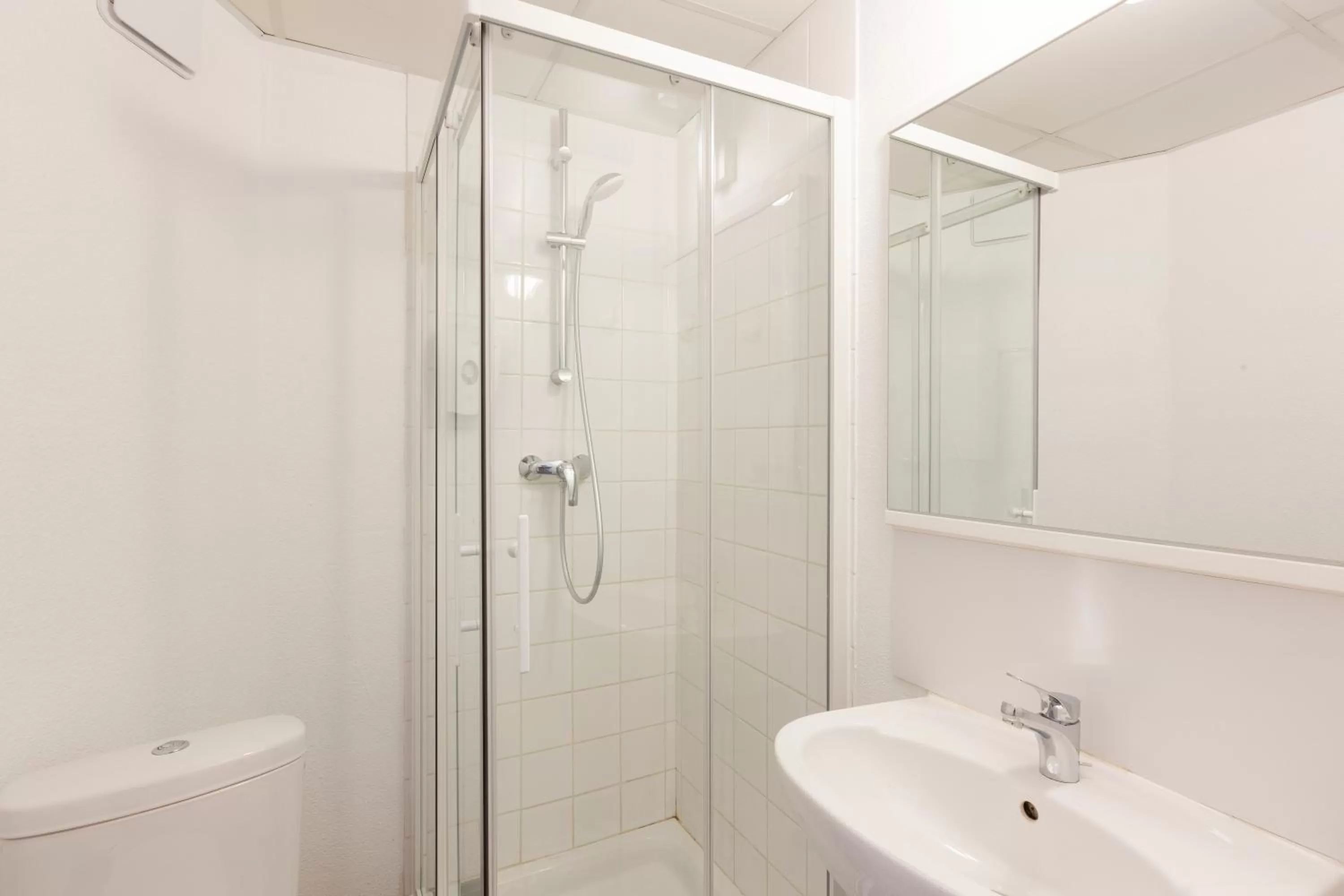 Bathroom in Hôtel F1 Reims Tinqueux