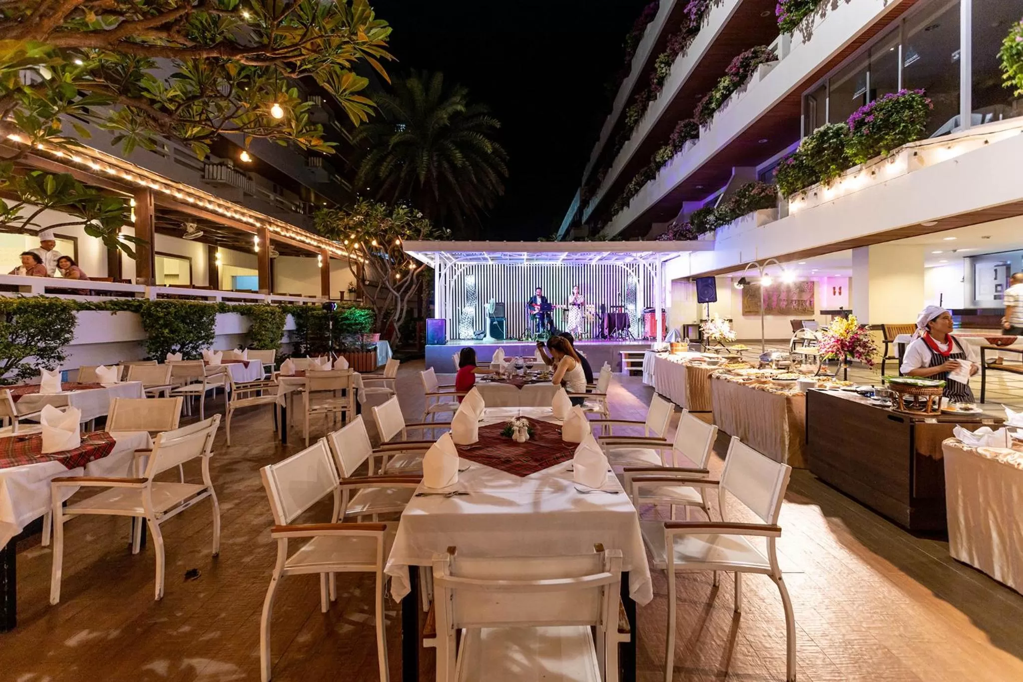 Restaurant/places to eat in Methavalai Hotel