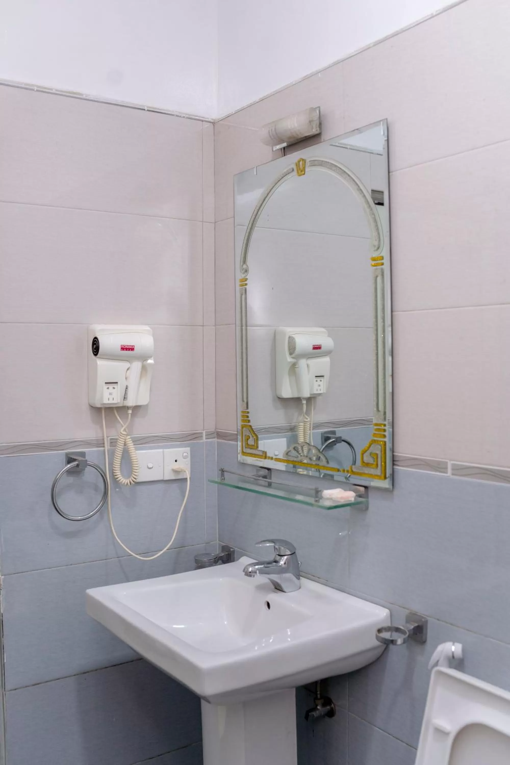 Bathroom in Ronaka Airport Transit Hotel