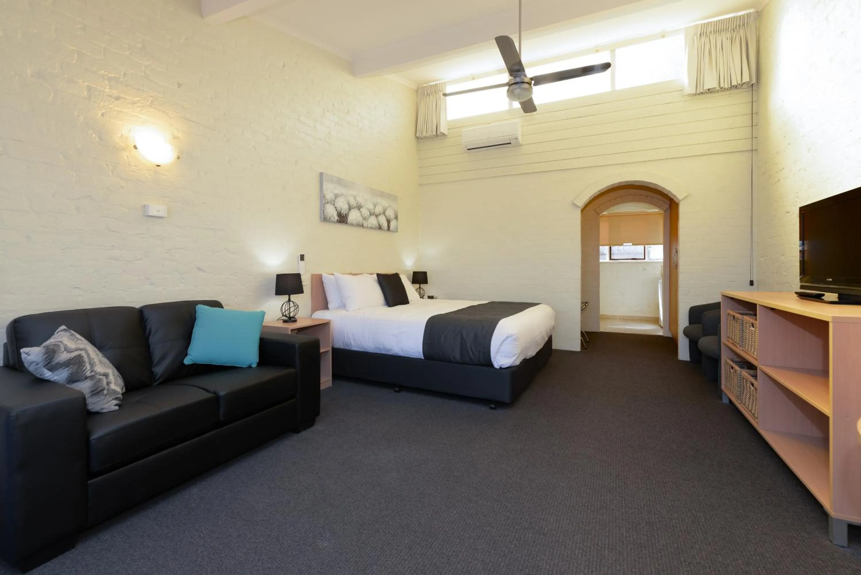 Bed in Barclay Motor Inn