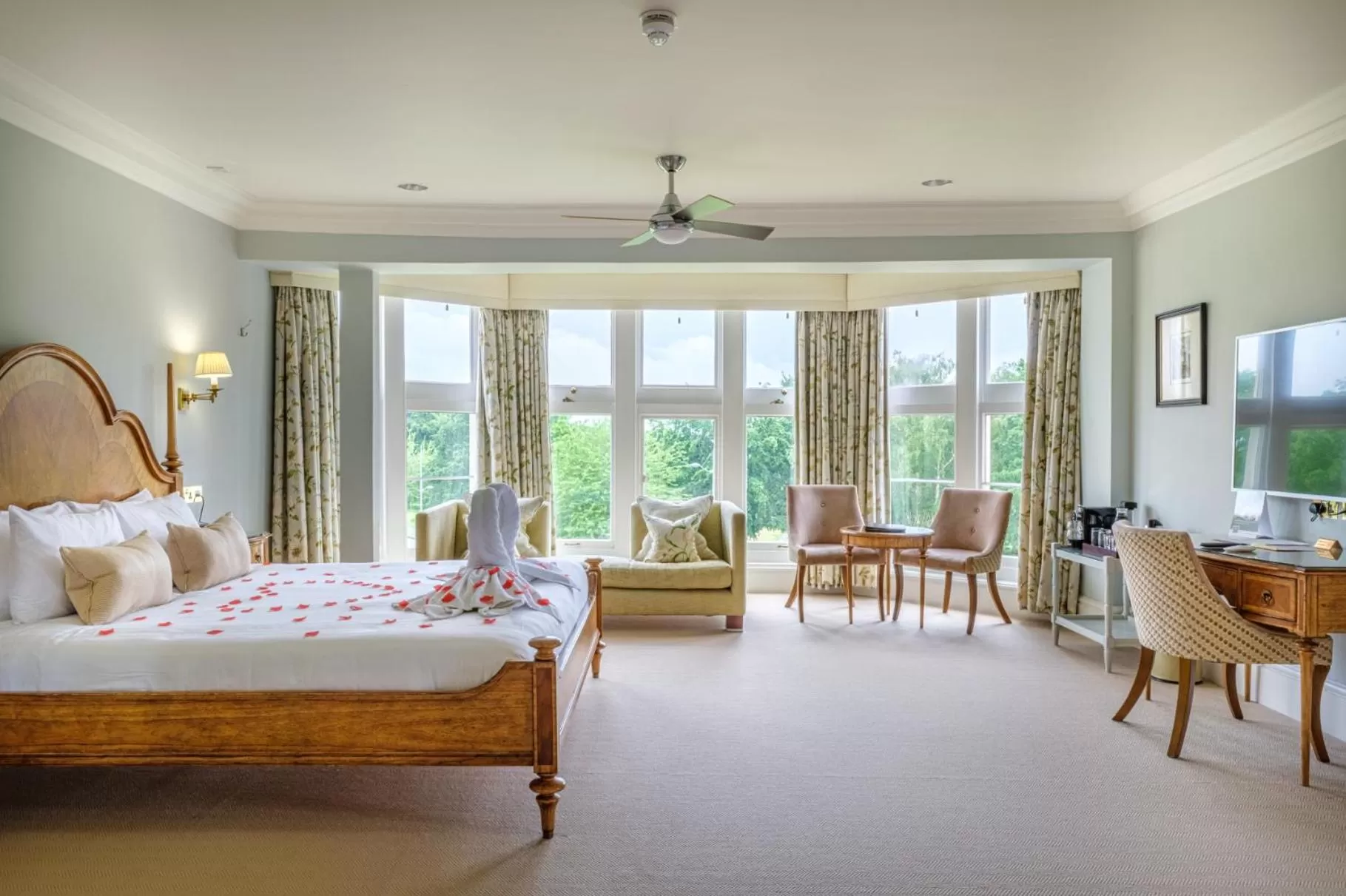 Bed in Wivenhoe House Hotel