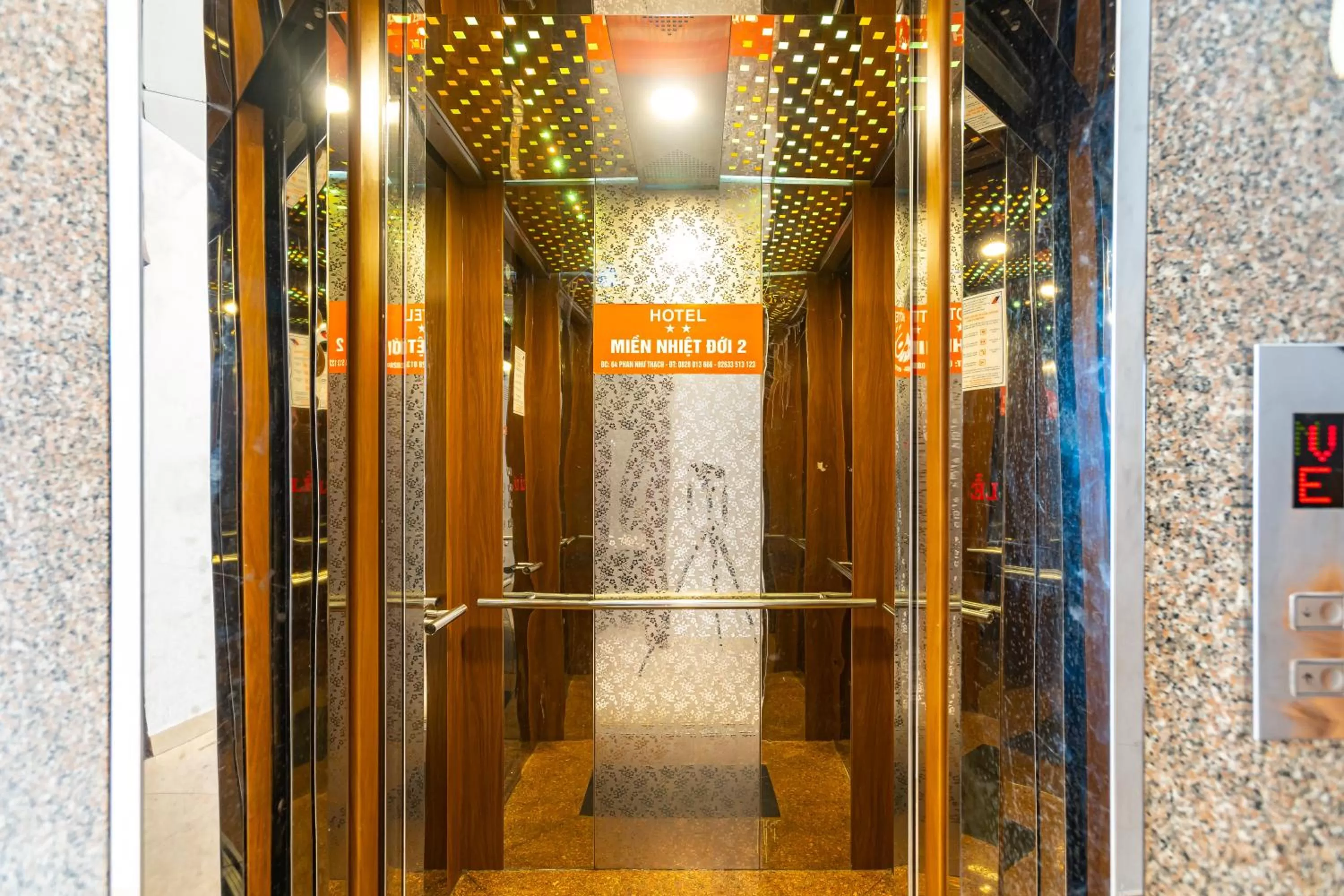 elevator in Miền Nhiệt Đới 2 Hotel