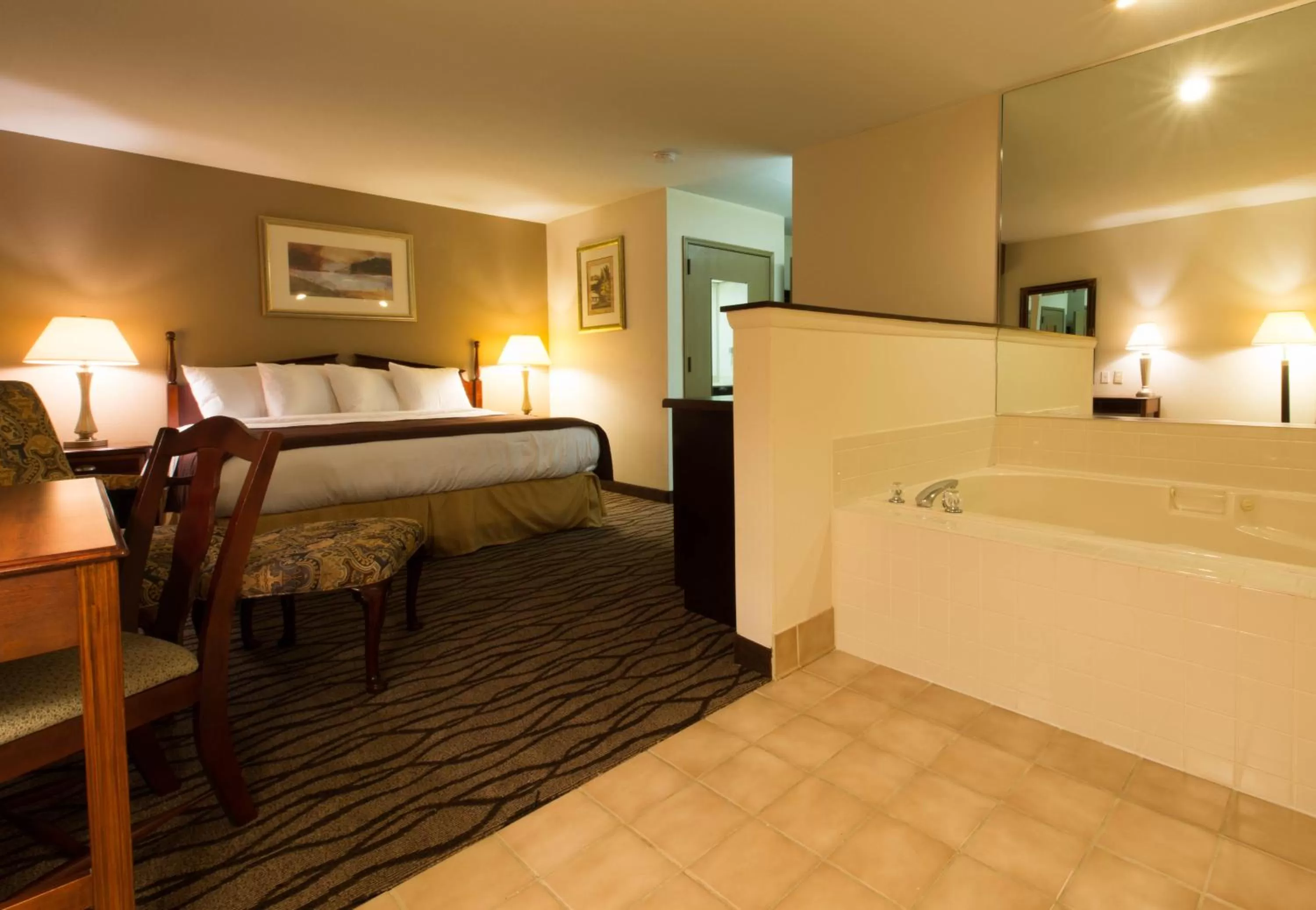 Suite with Hot Tub in Country Hearth Inn-Toccoa