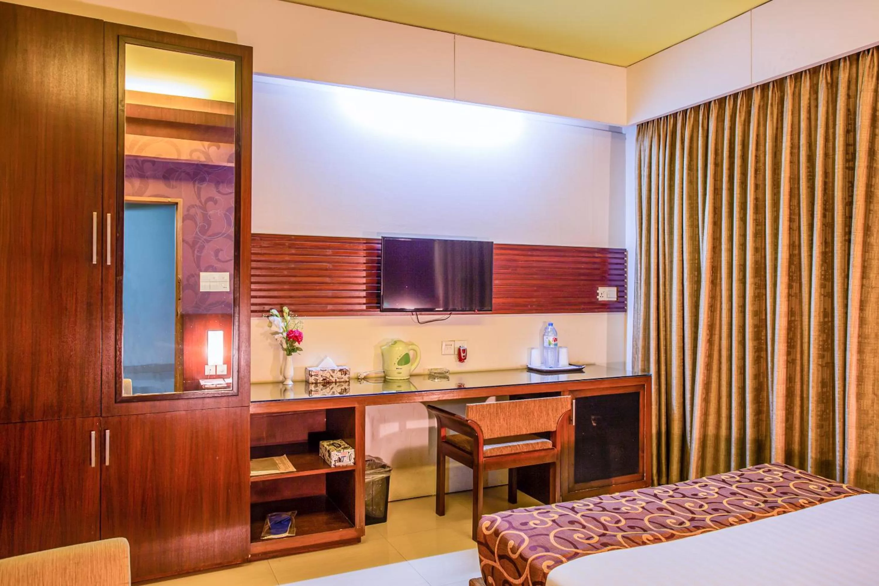 TV and multimedia in Hotel La Villa Western by Sea Pearl Beach Resort & Spa