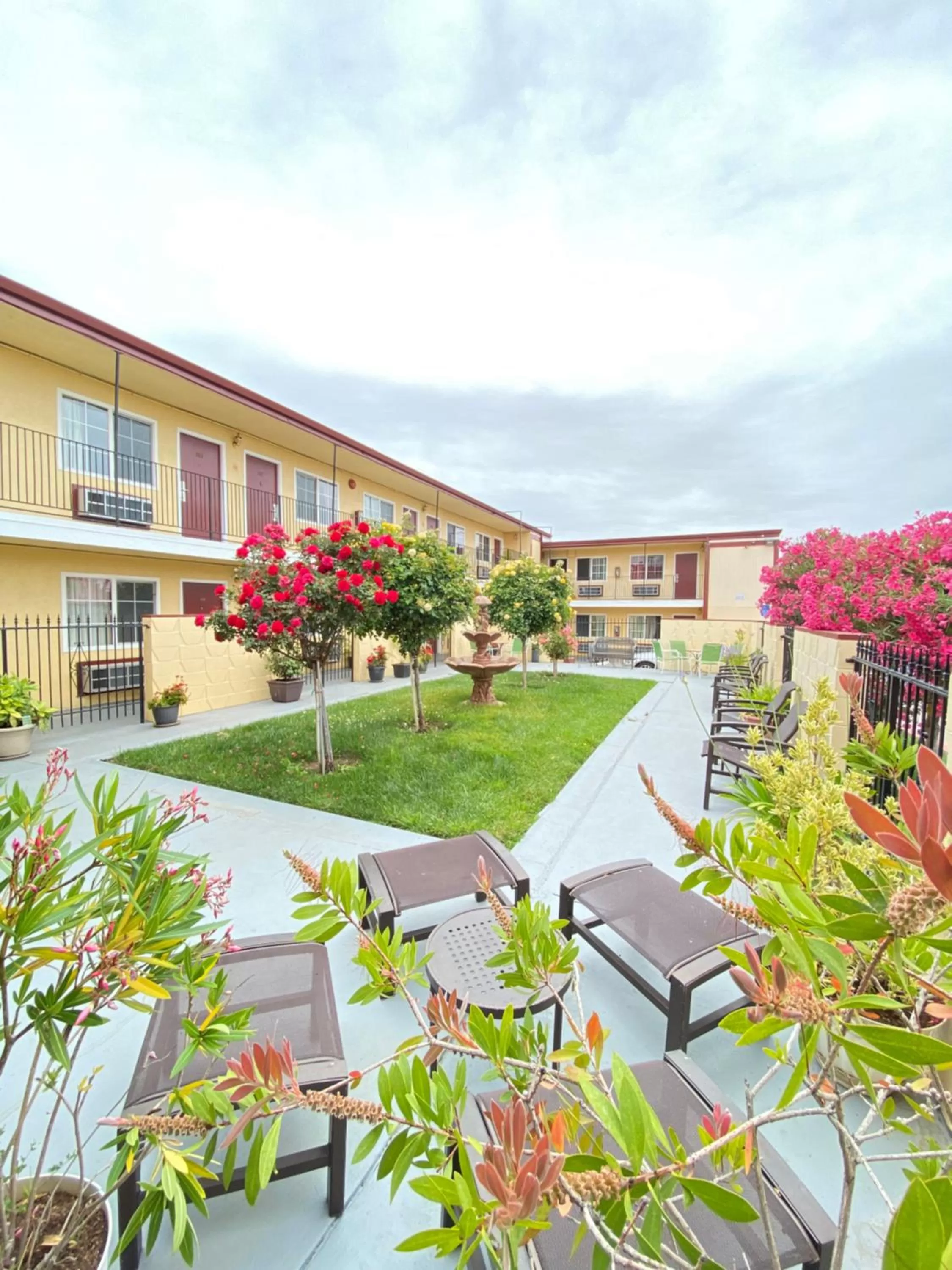 Garden, Property Building in Motel 7 - Near Six Flags, Vallejo - Napa Valley