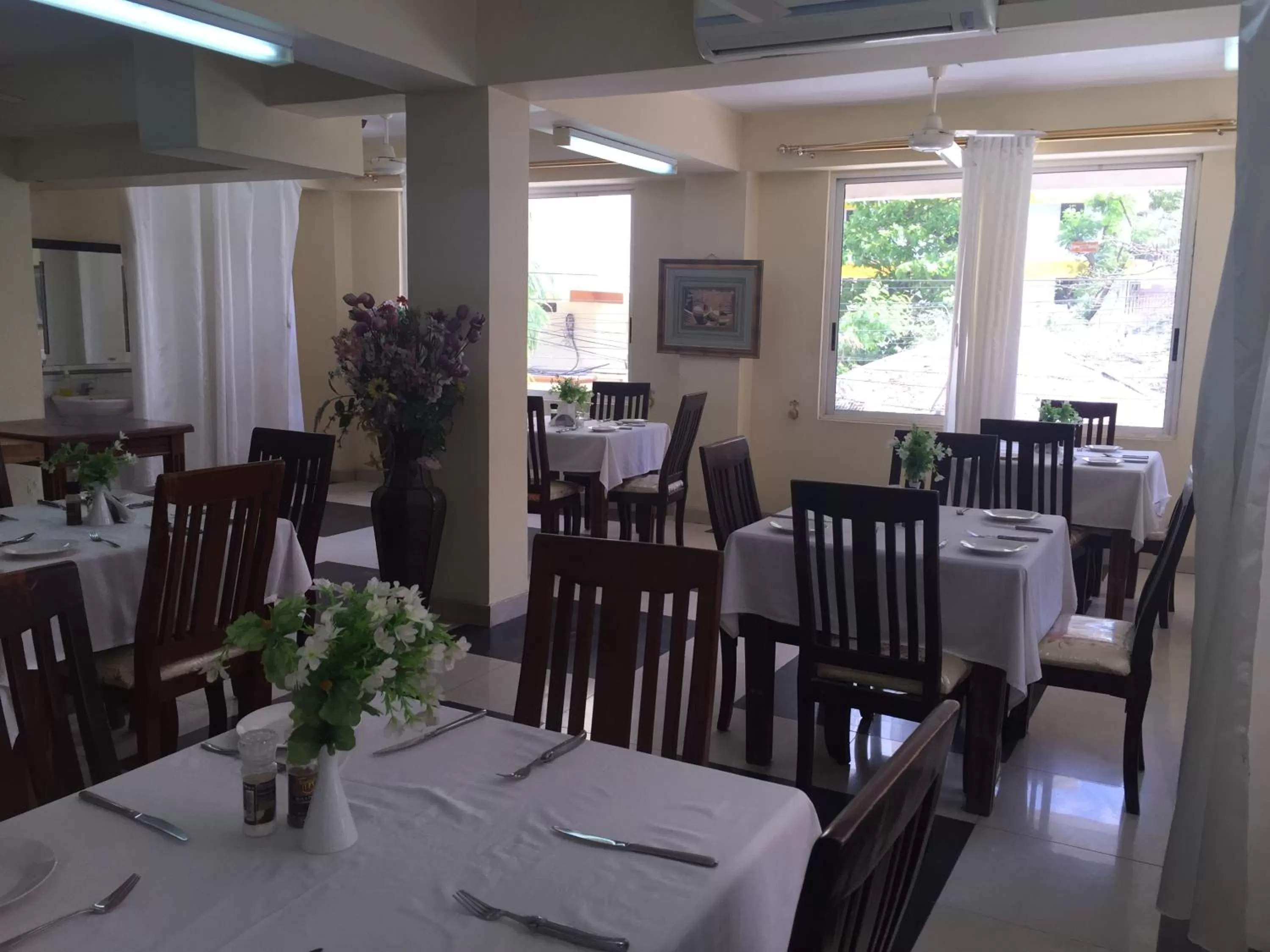 Restaurant/Places to Eat in Iris Hotel Dar Es Salaam