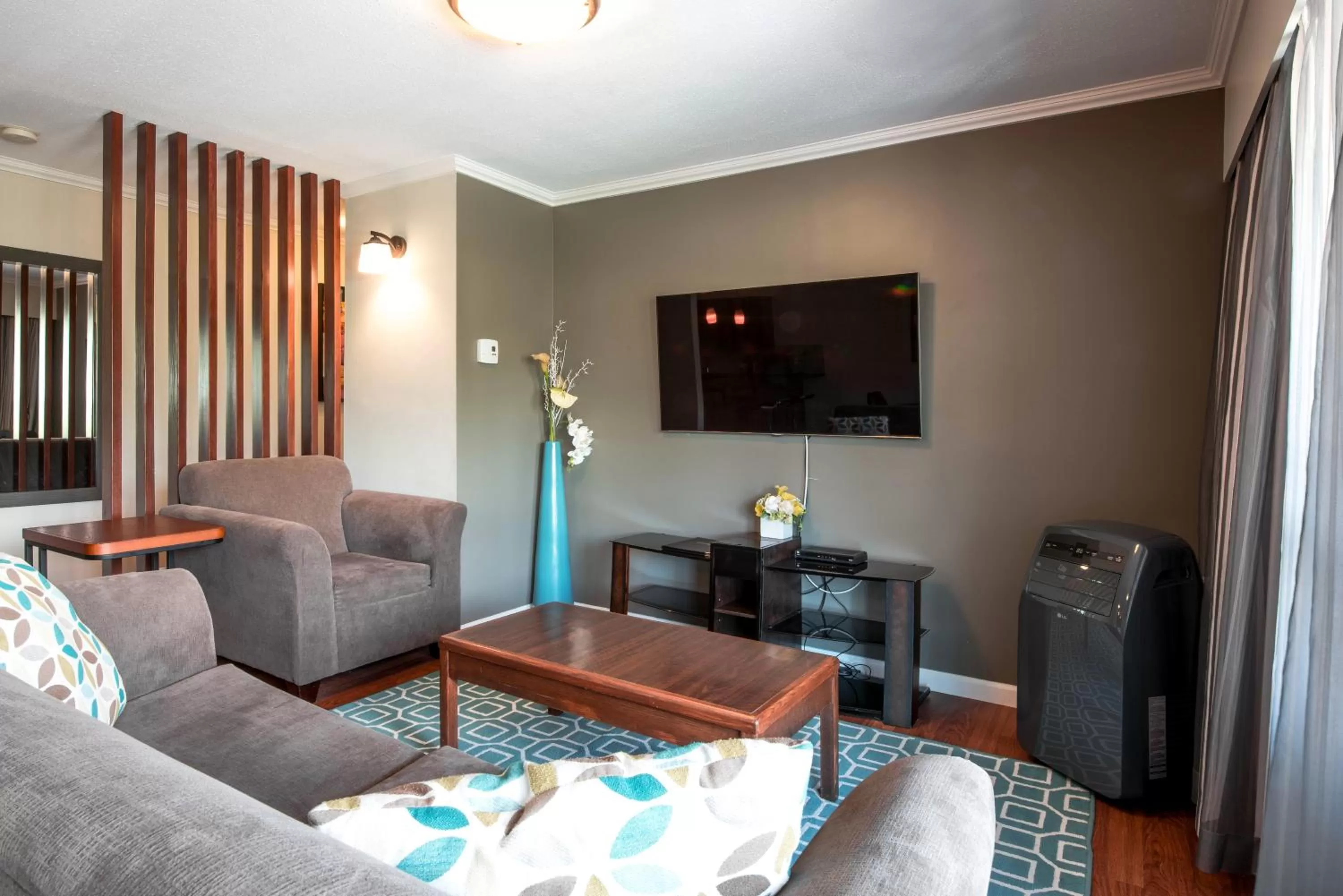 TV and multimedia in Gibsons Garden Hotel