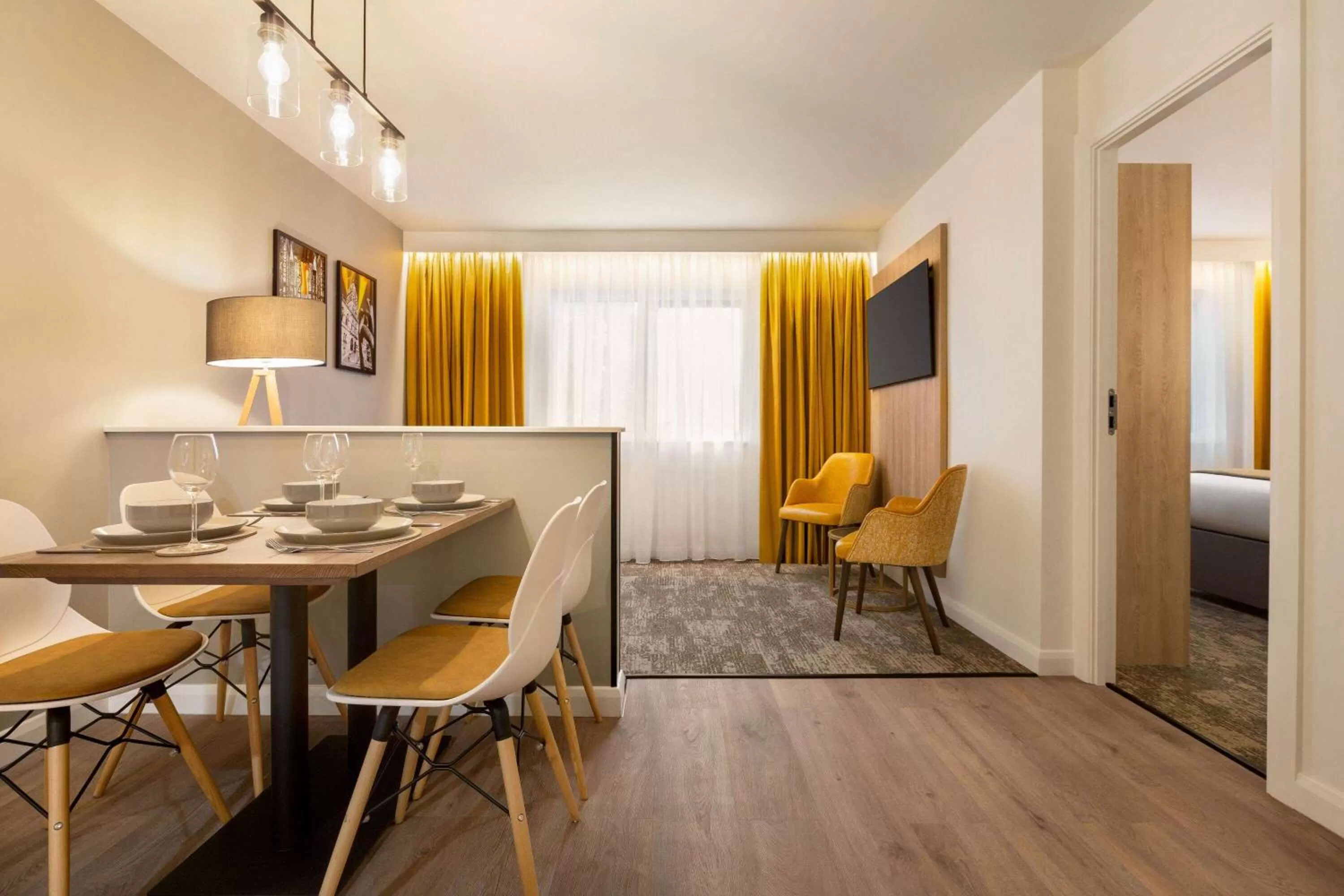 TV and multimedia in Super 8 by Wyndham Chester East