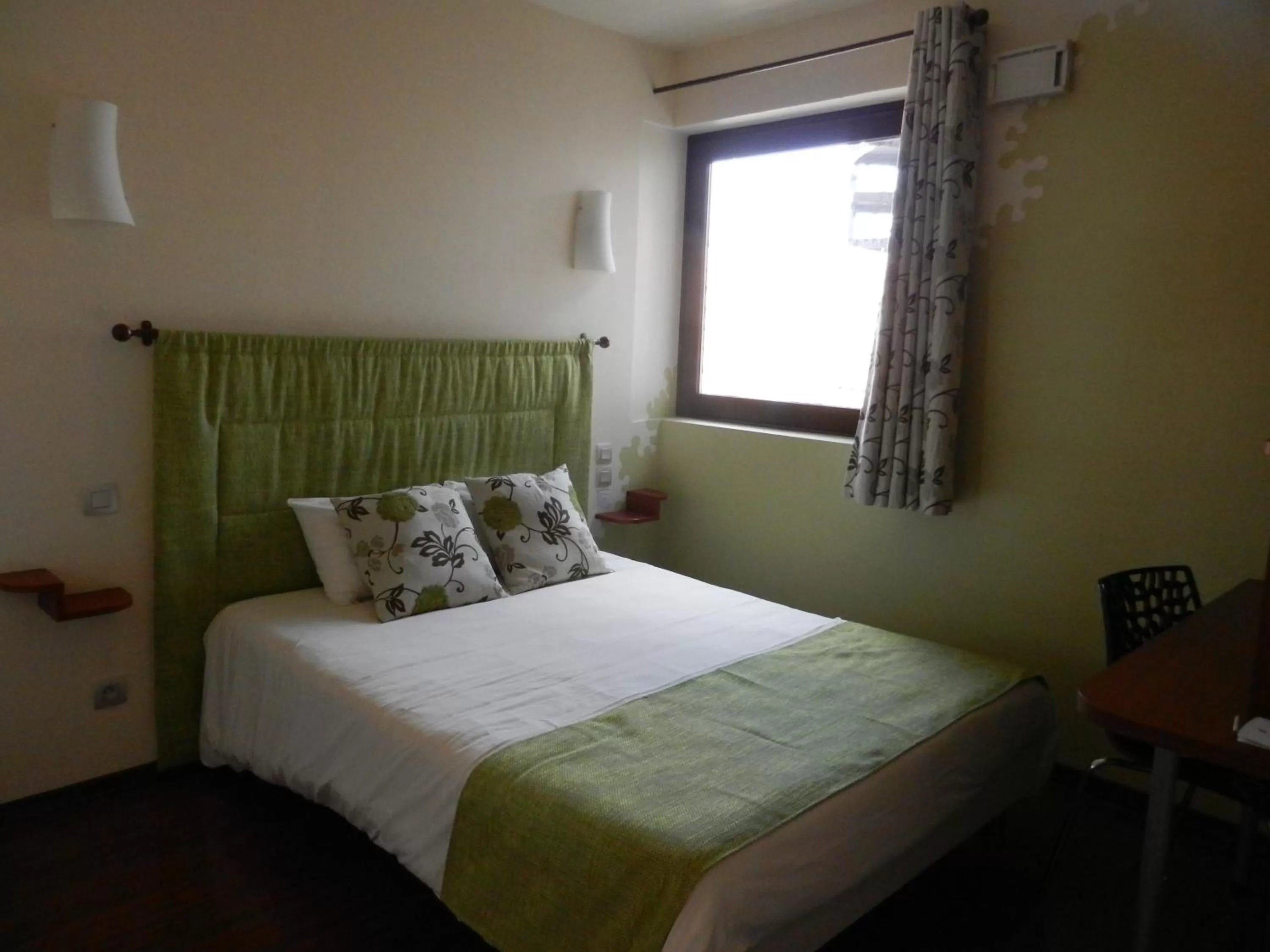 Bed in L'HÔTEL de CHARTRES