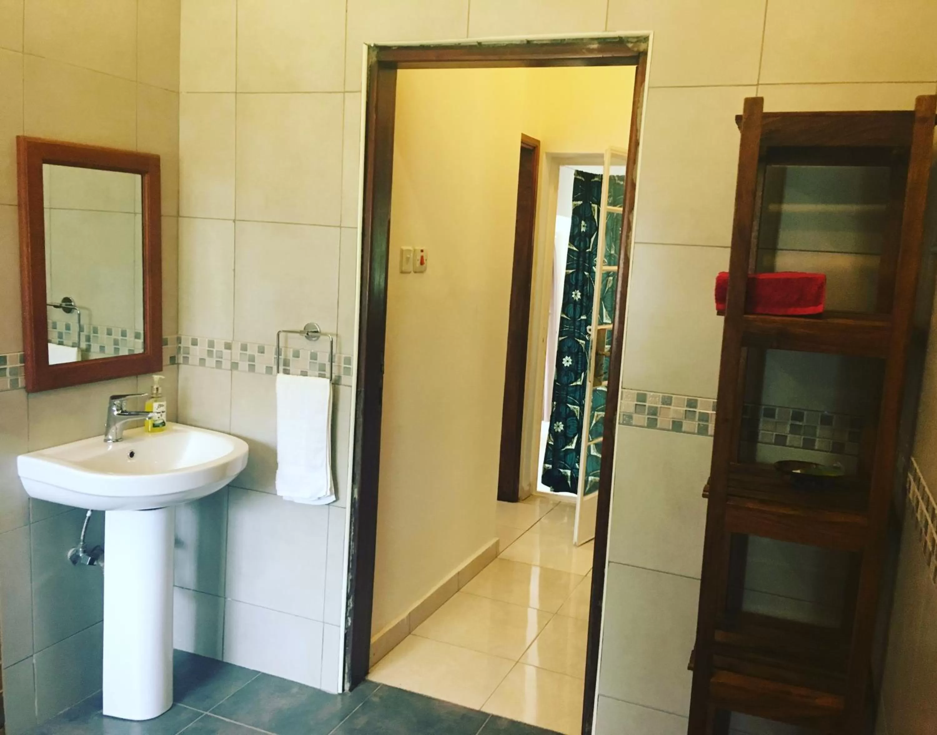 Bathroom in The Guinea Fowl