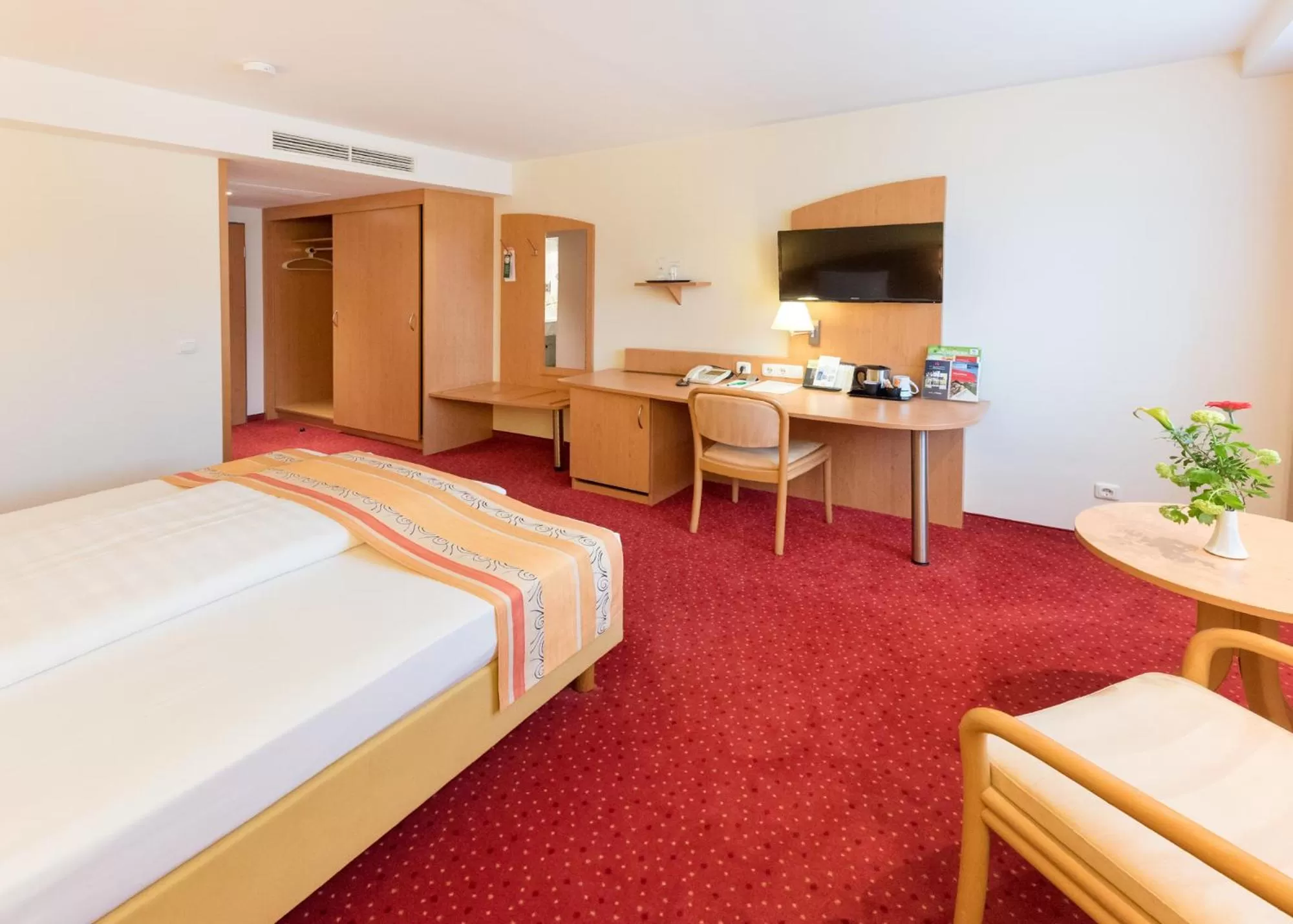 Photo of the whole room, Bed in Hotel Alarun