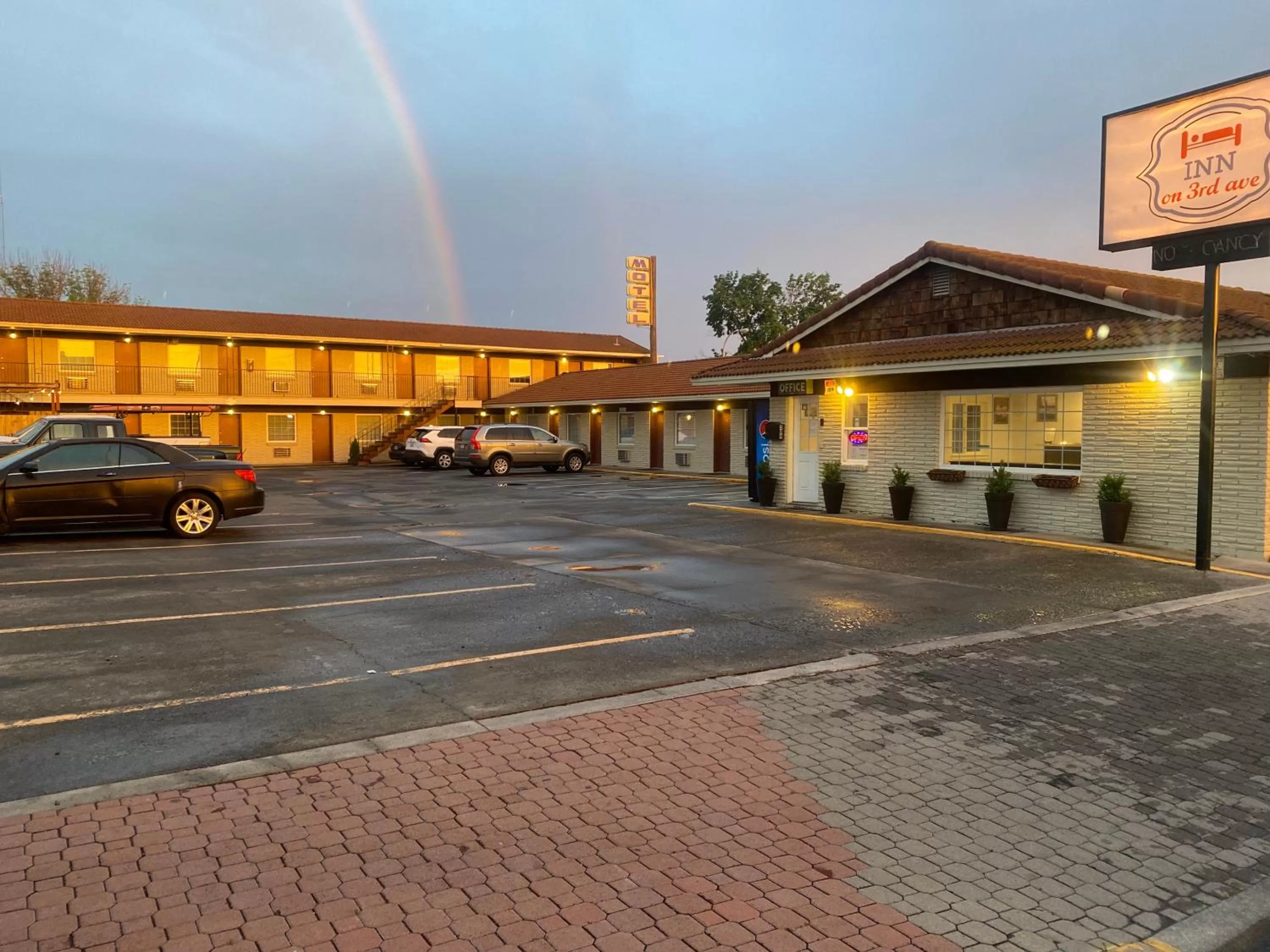 Property Building in Inn On 3rd Ave