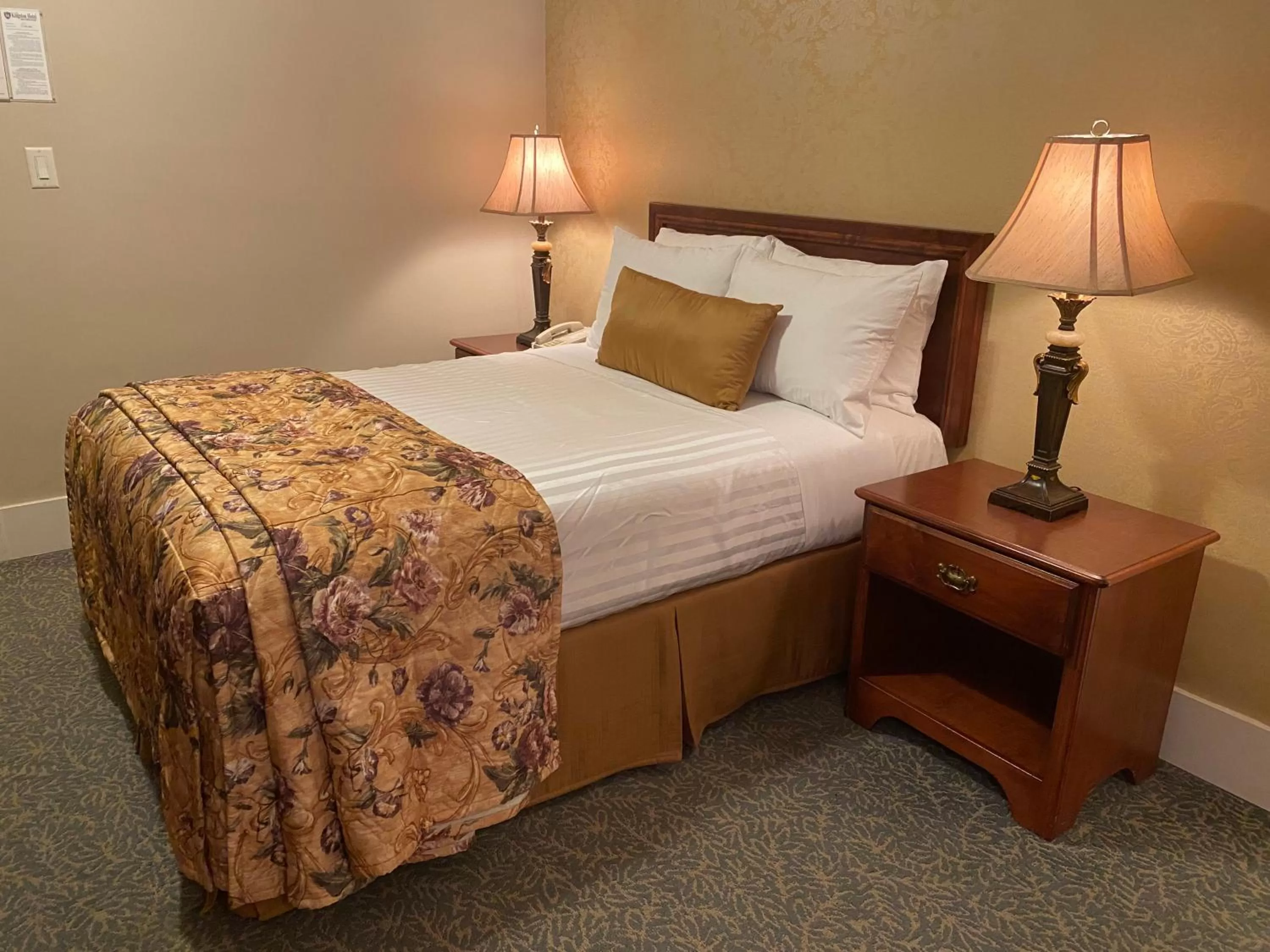 Bedroom, Bed in Kingston Hotel