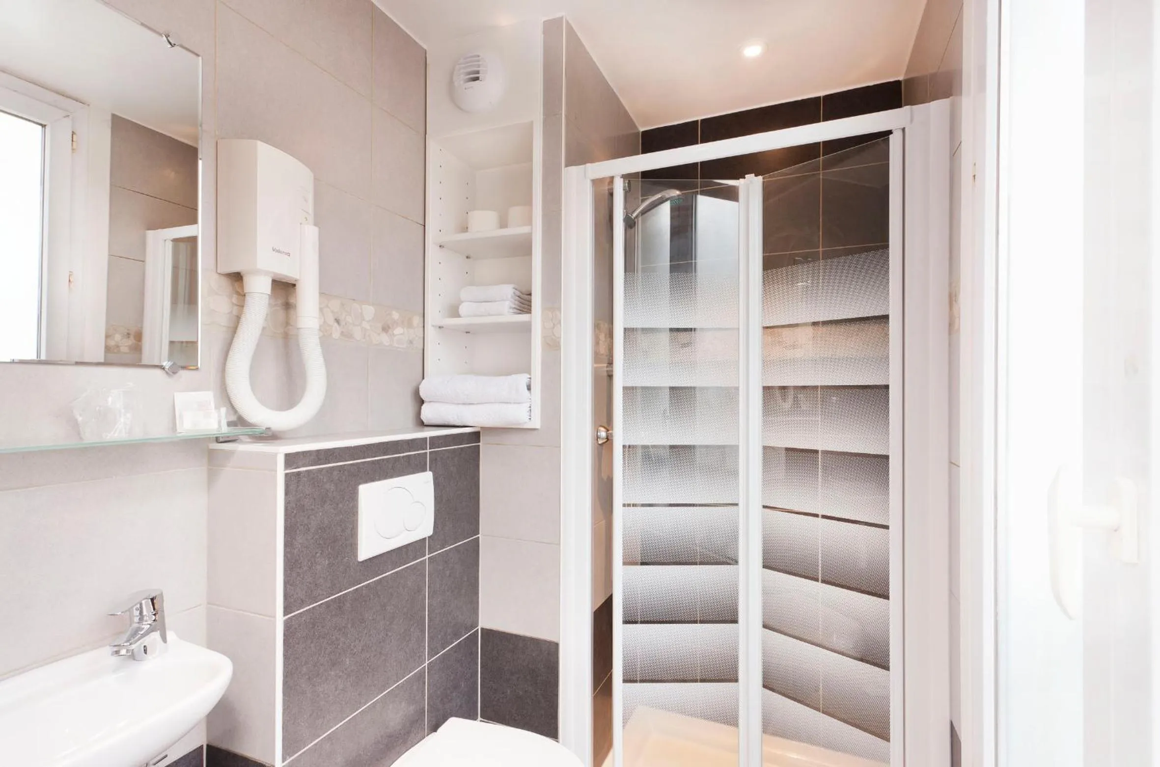 Bathroom in Hôtel Montsouris Orléans