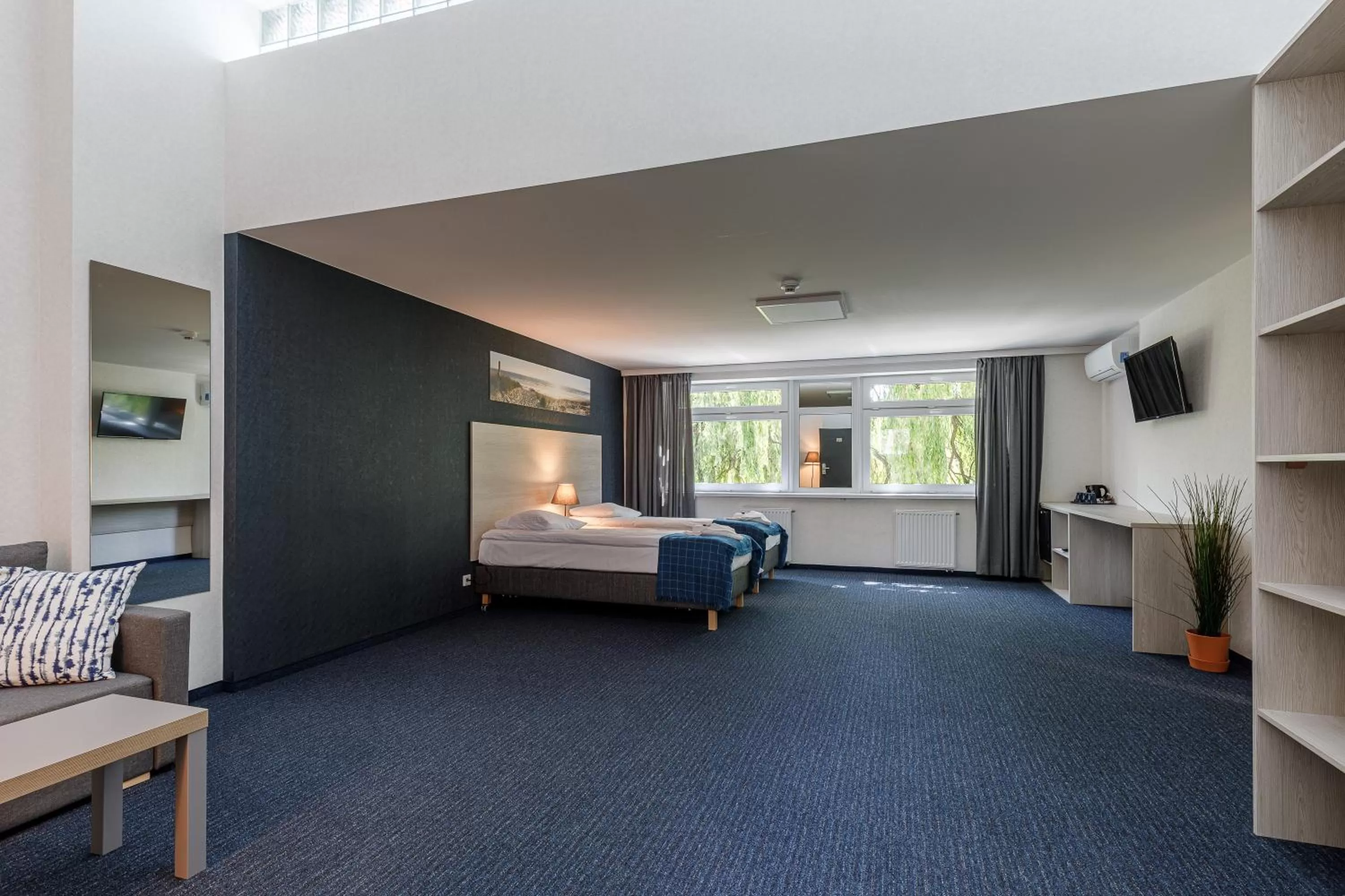 Communal lounge/ TV room, Bed in AQUA HOUSE