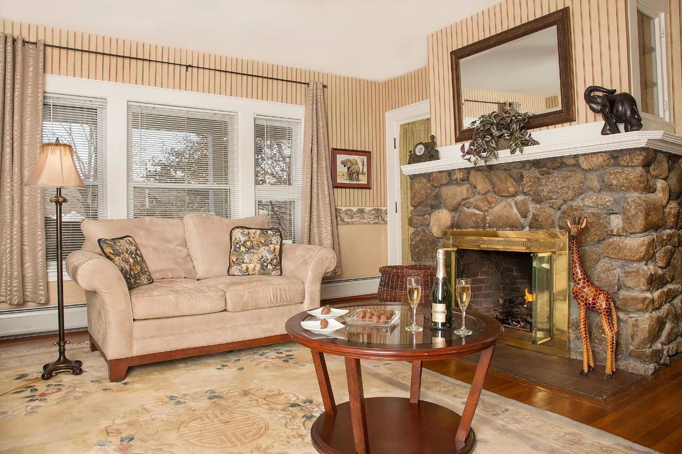 Roosevelt Luxury Suite - Dog Friendly in Glynn House Inn