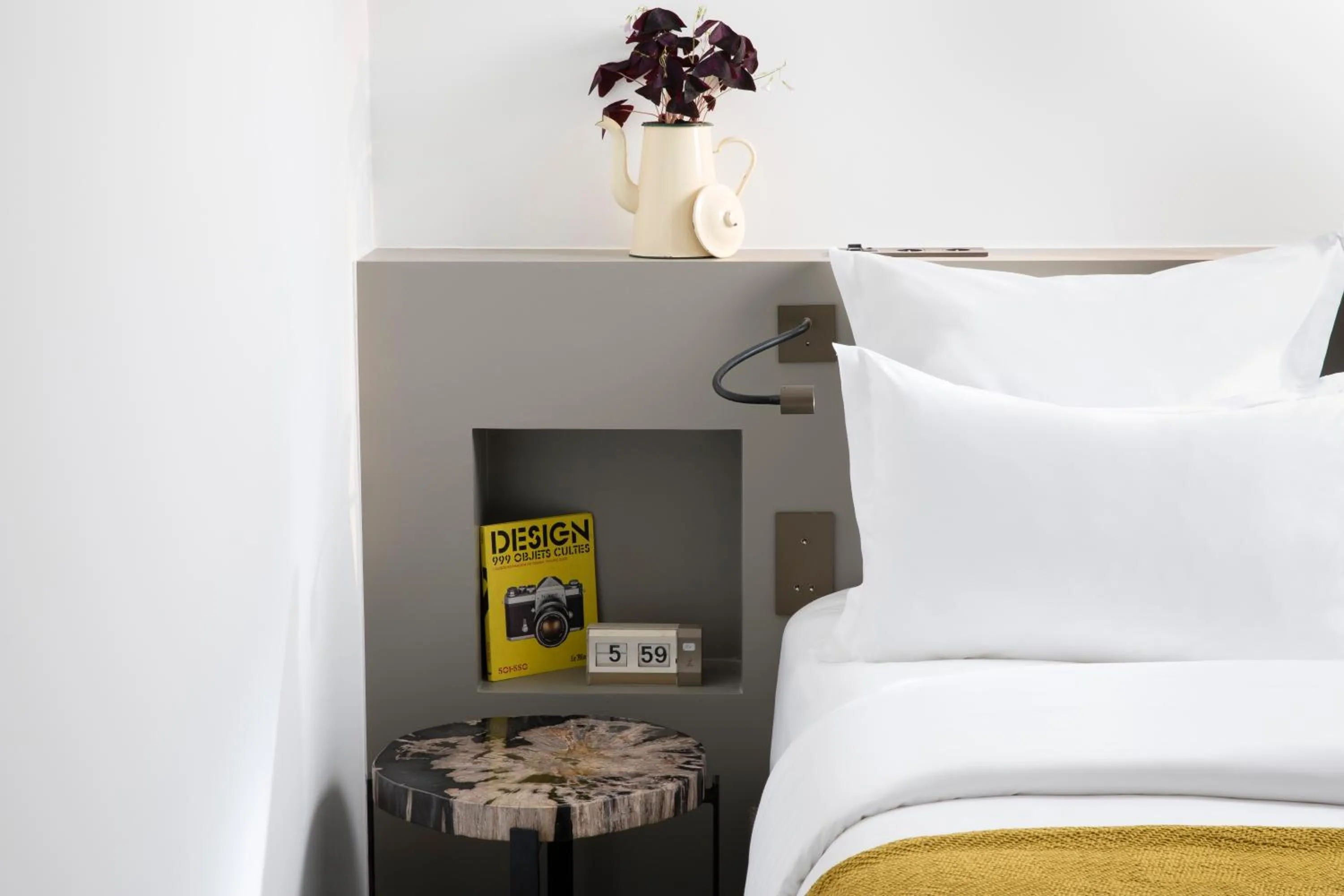 Decorative detail, Bed in Hôtel Les Deux Girafes