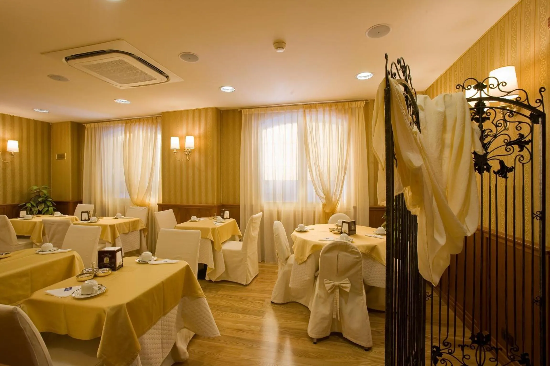 Restaurant/places to eat in Phi Hotel Principe