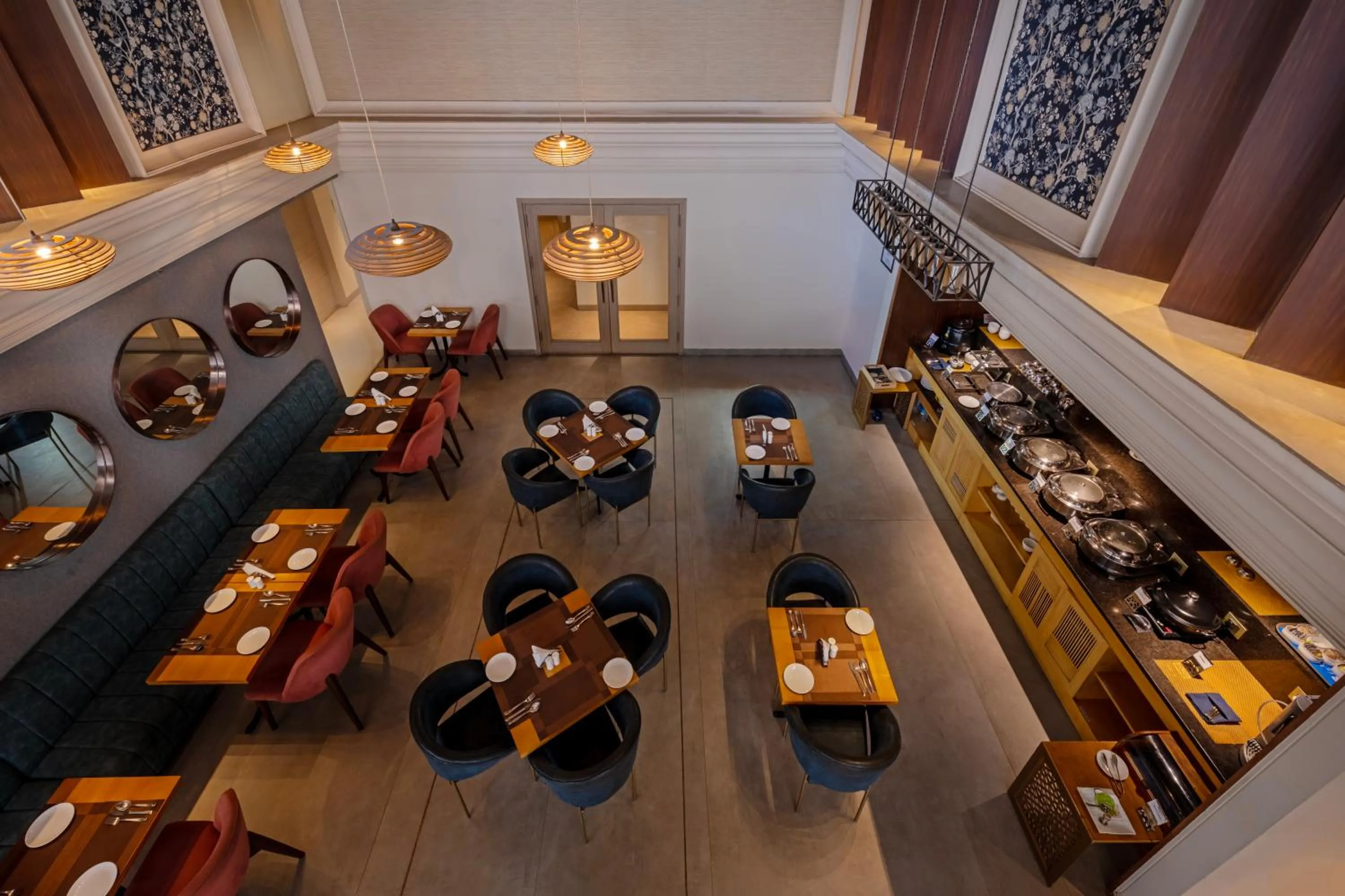 Restaurant/places to eat in Hotel Saket 27