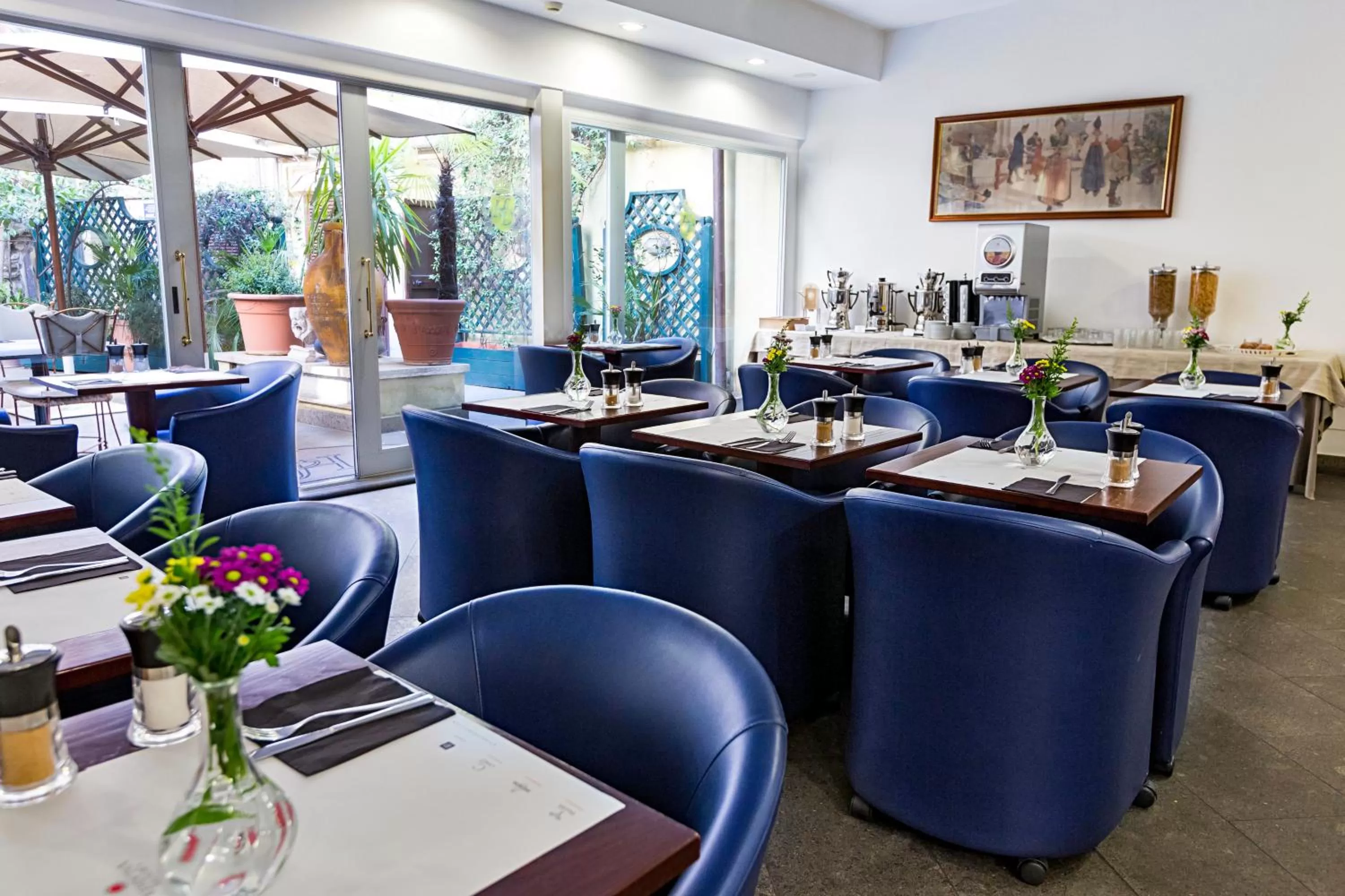 Restaurant/places to eat in Hotel Diplomatic