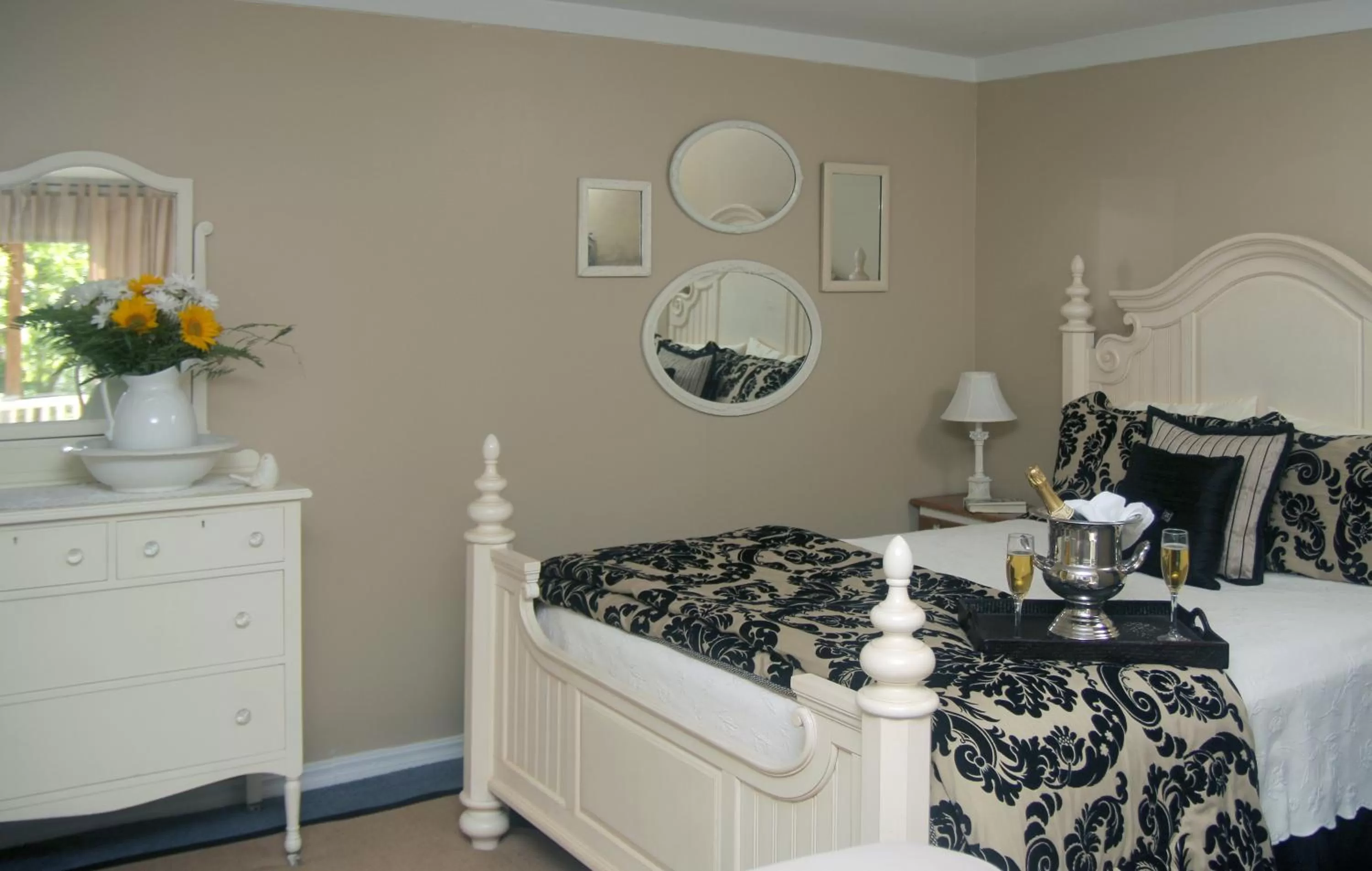 Bedroom, Bed in Heartstone Inn