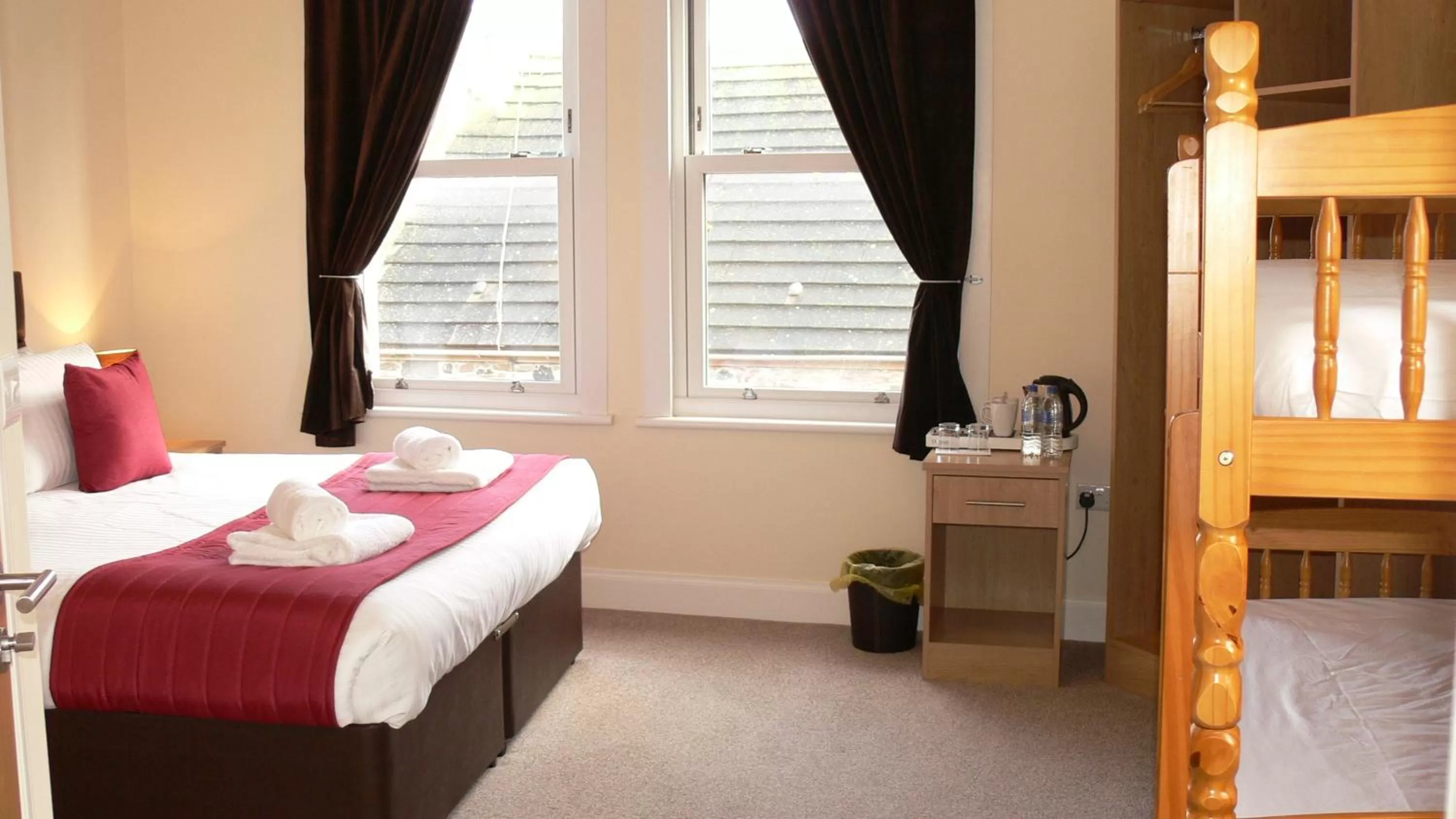 bunk bed, Bed in The Home Arms Guesthouse