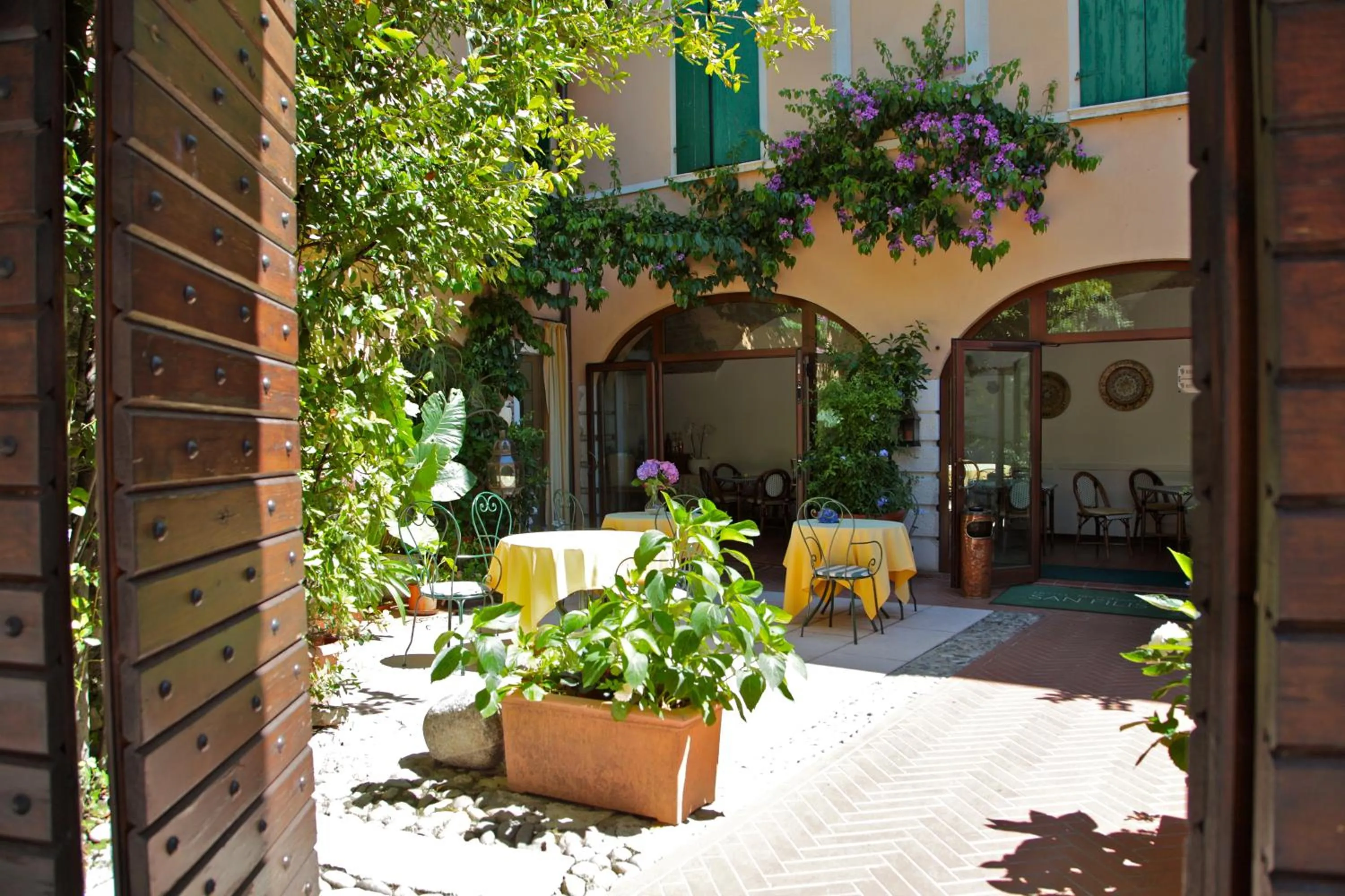 Patio in Hotel San Filis