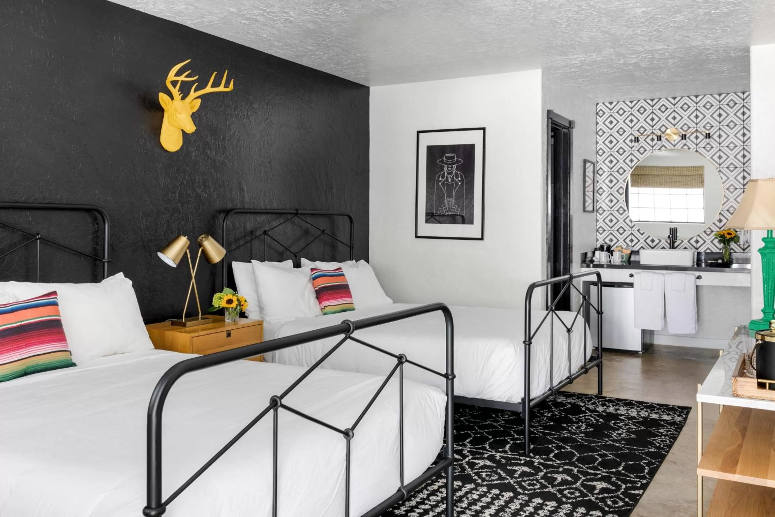 Bedroom, Bed in Wimberley Inn & bar