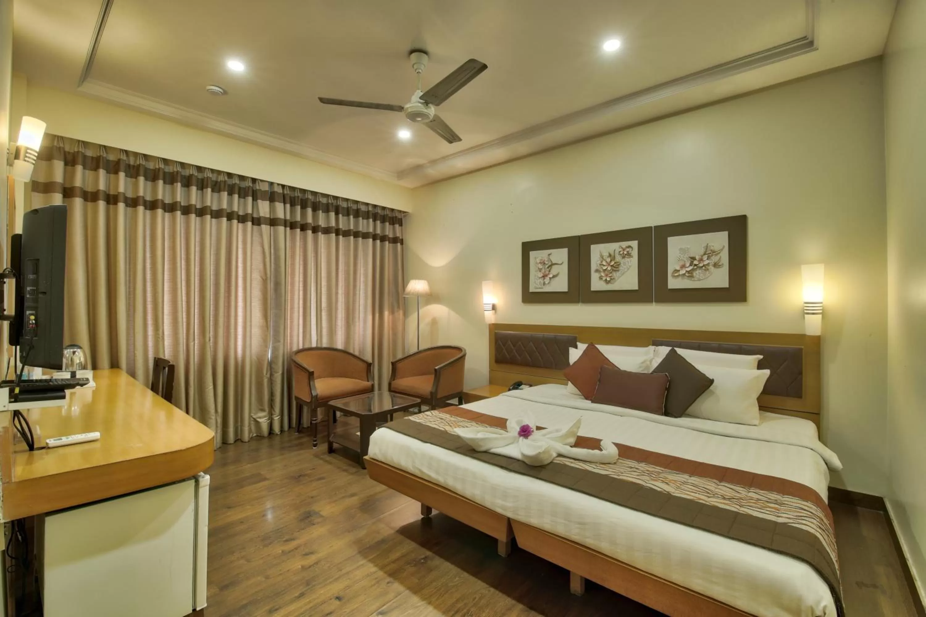 Bed in Vishwaratna Hotel