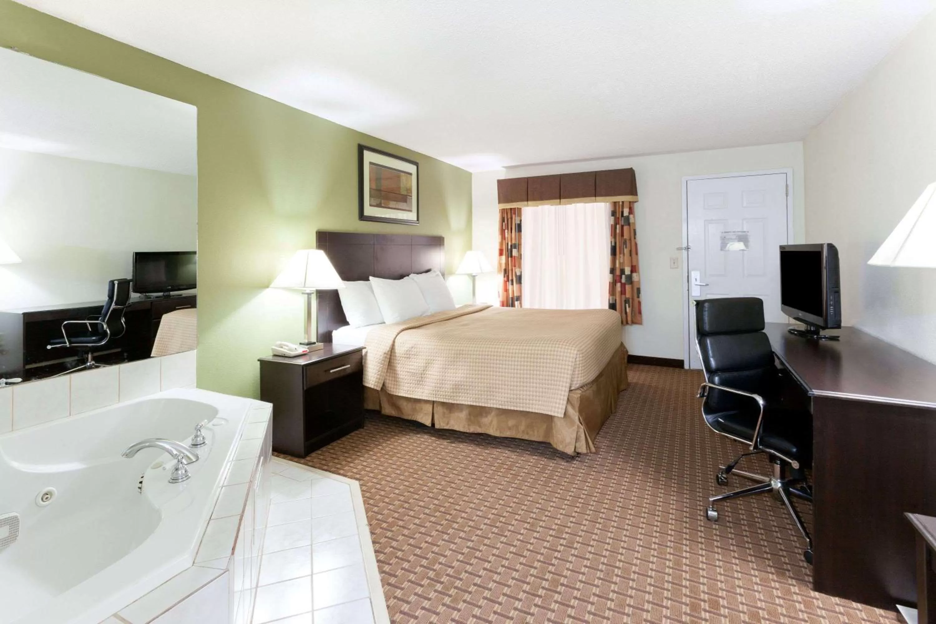 Photo of the whole room, Bed in Super 8 by Wyndham Decatur/Dntn/Atlanta Area