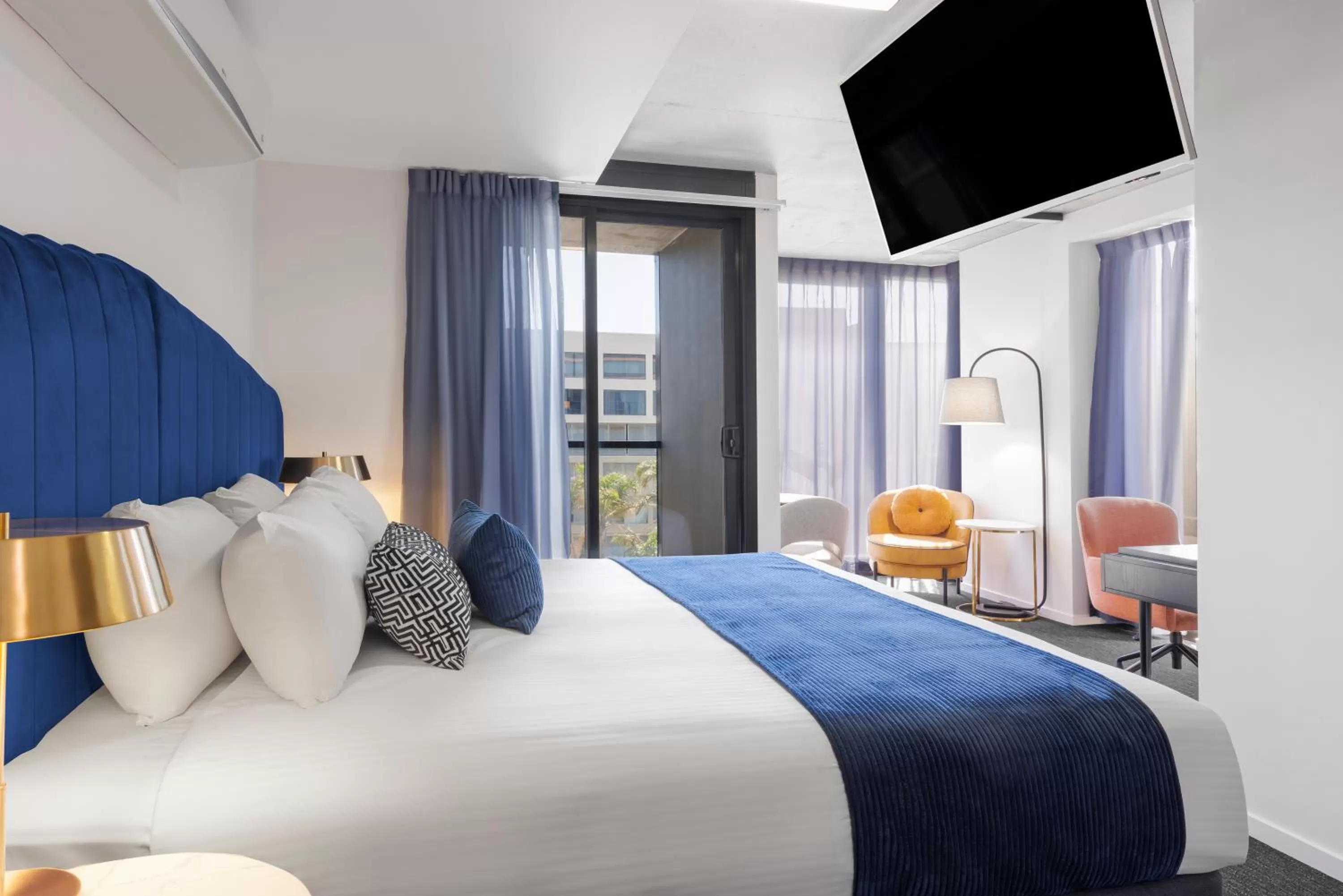 Bed in Mercure Melbourne St Kilda Road