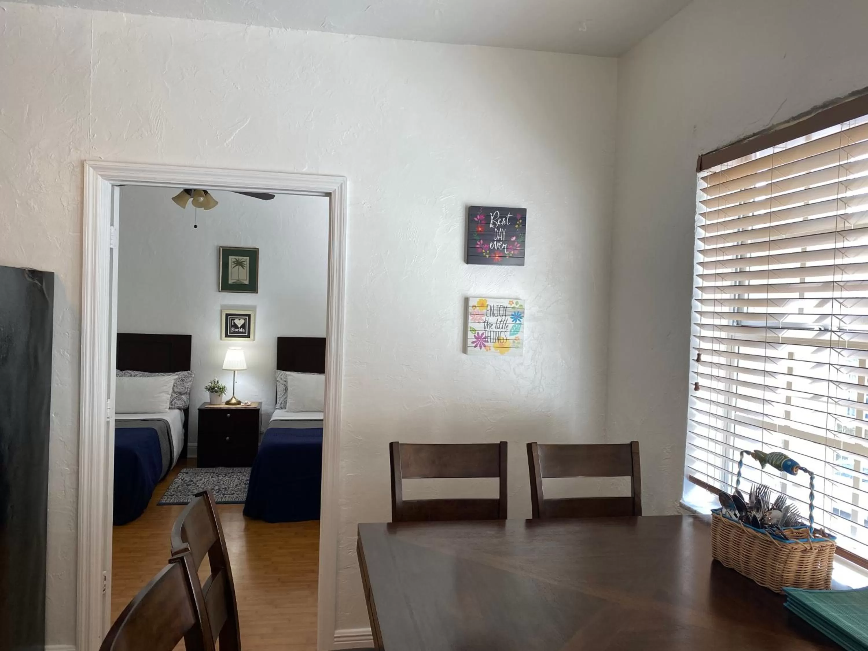 Kitchen or kitchenette, Dining Area in Miami Beach Rooms B&B