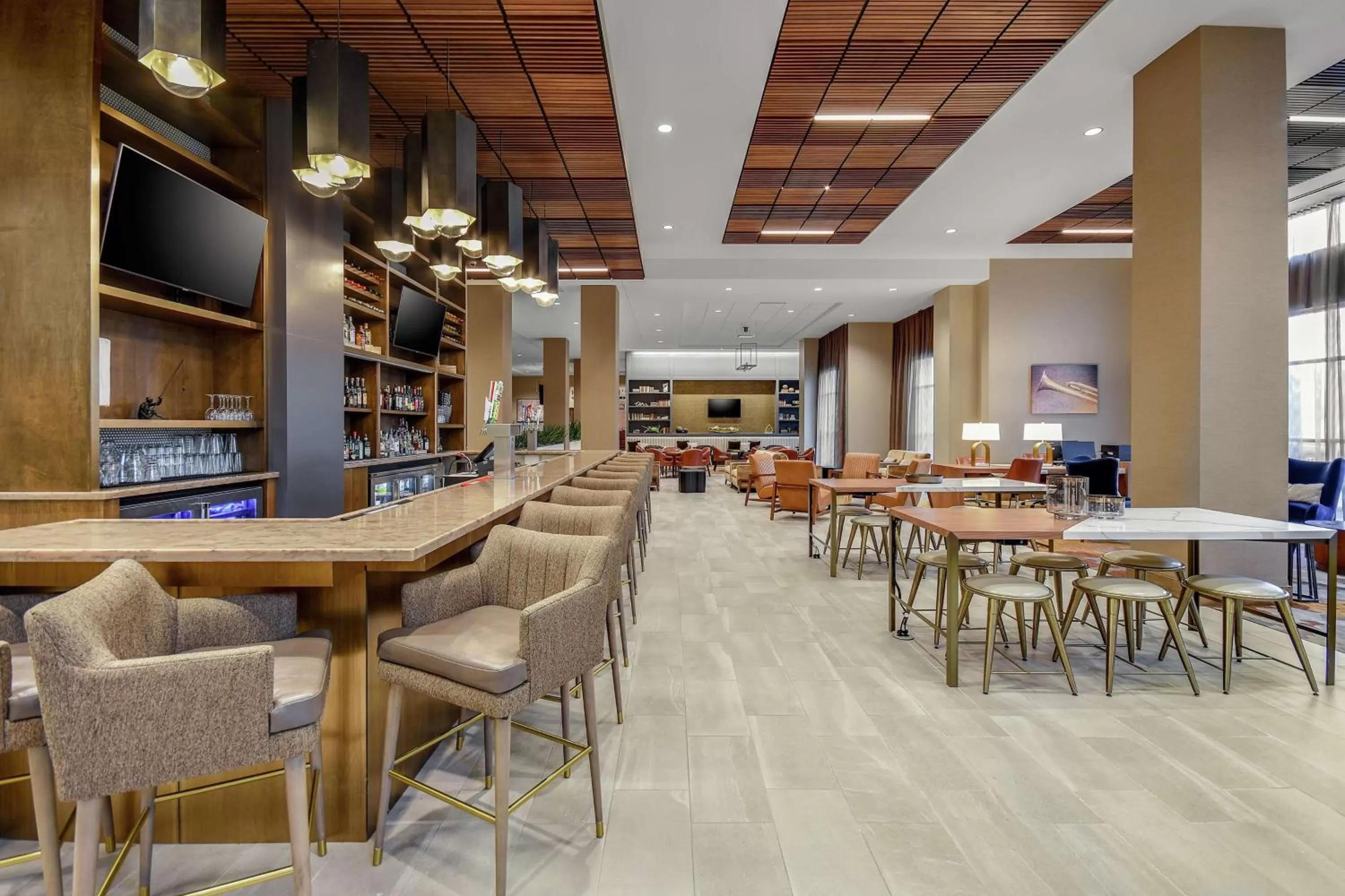 Lounge or bar in Embassy Suites by Hilton Jonesboro Red Wolf Convention Center