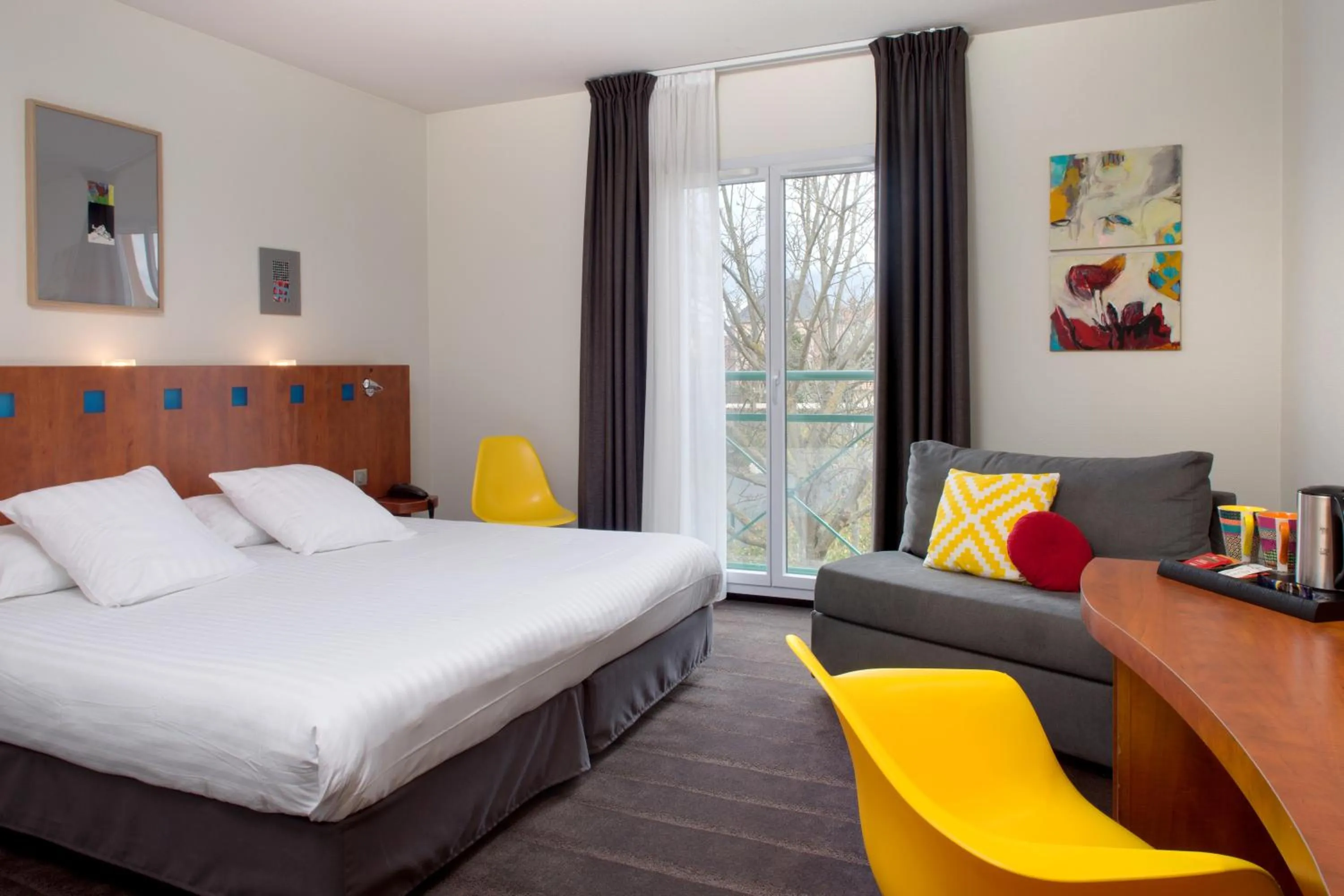 Photo of the whole room, Bed in The Originals Boutique, Hôtel Le Pariou, Issoire