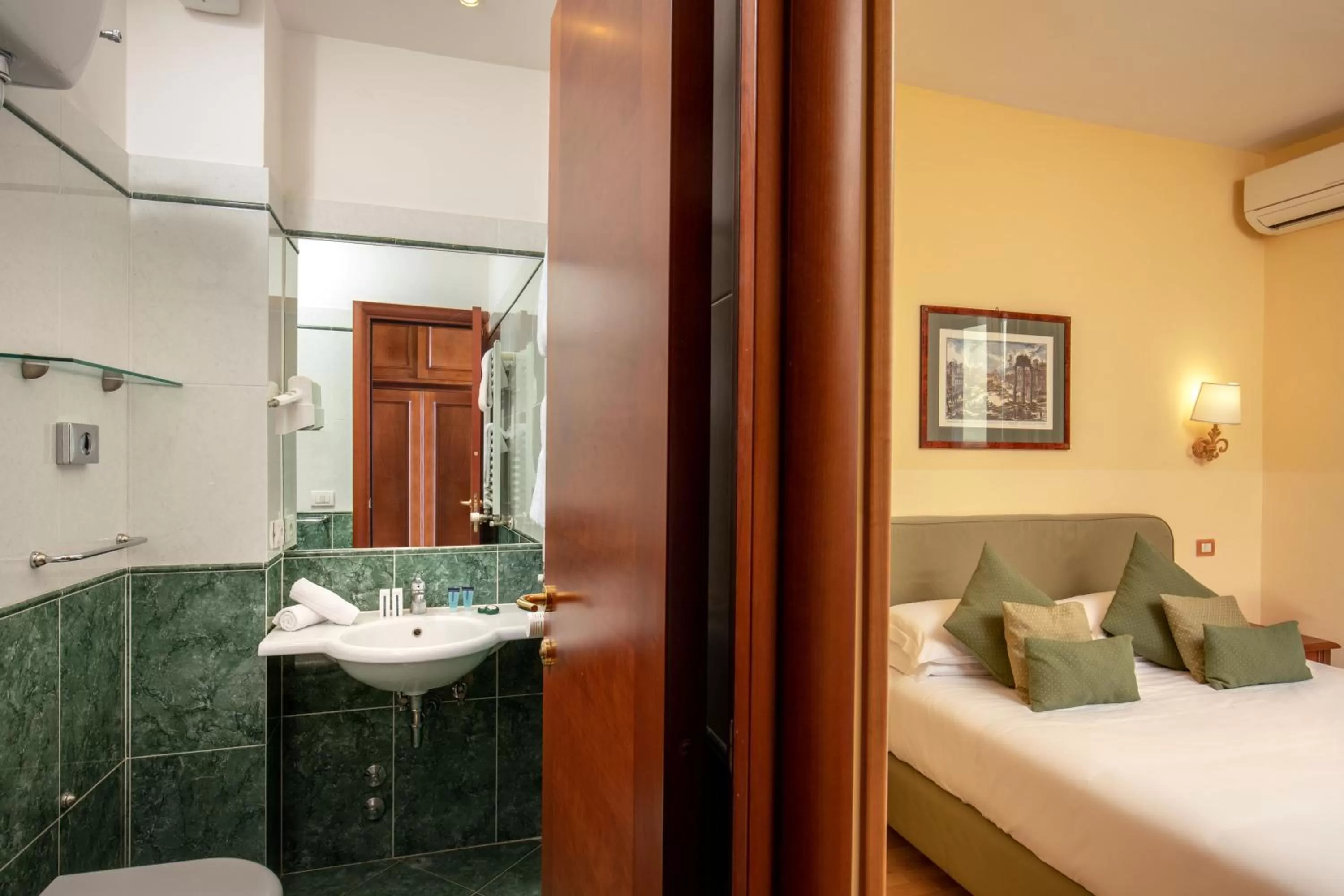 Bathroom, Bed in Hotel Colosseum