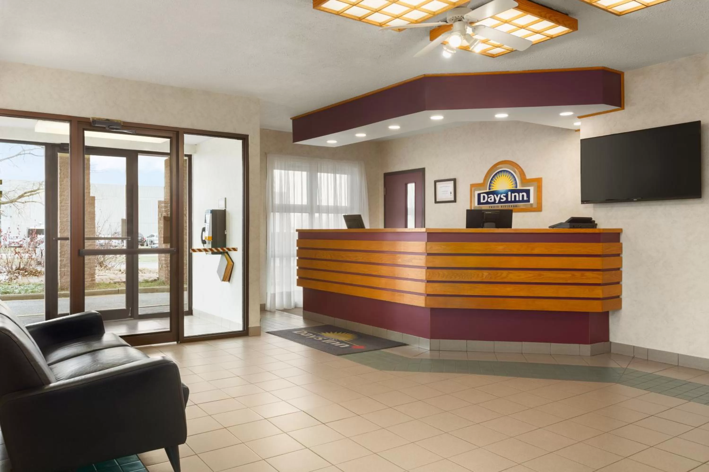 Lobby or reception in Days Inn by Wyndham Trois-Rivieres