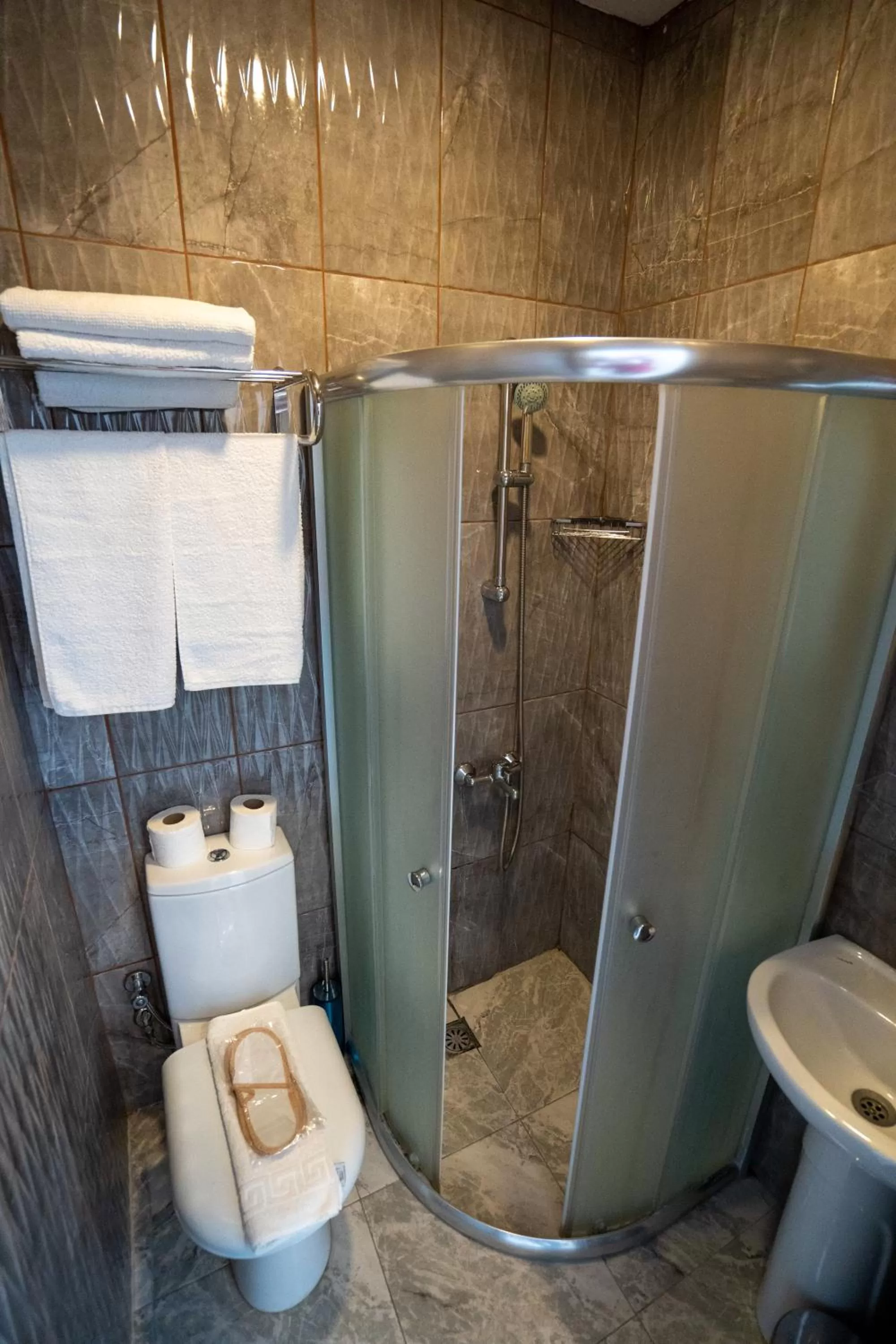 Shower in Mevre Hotel