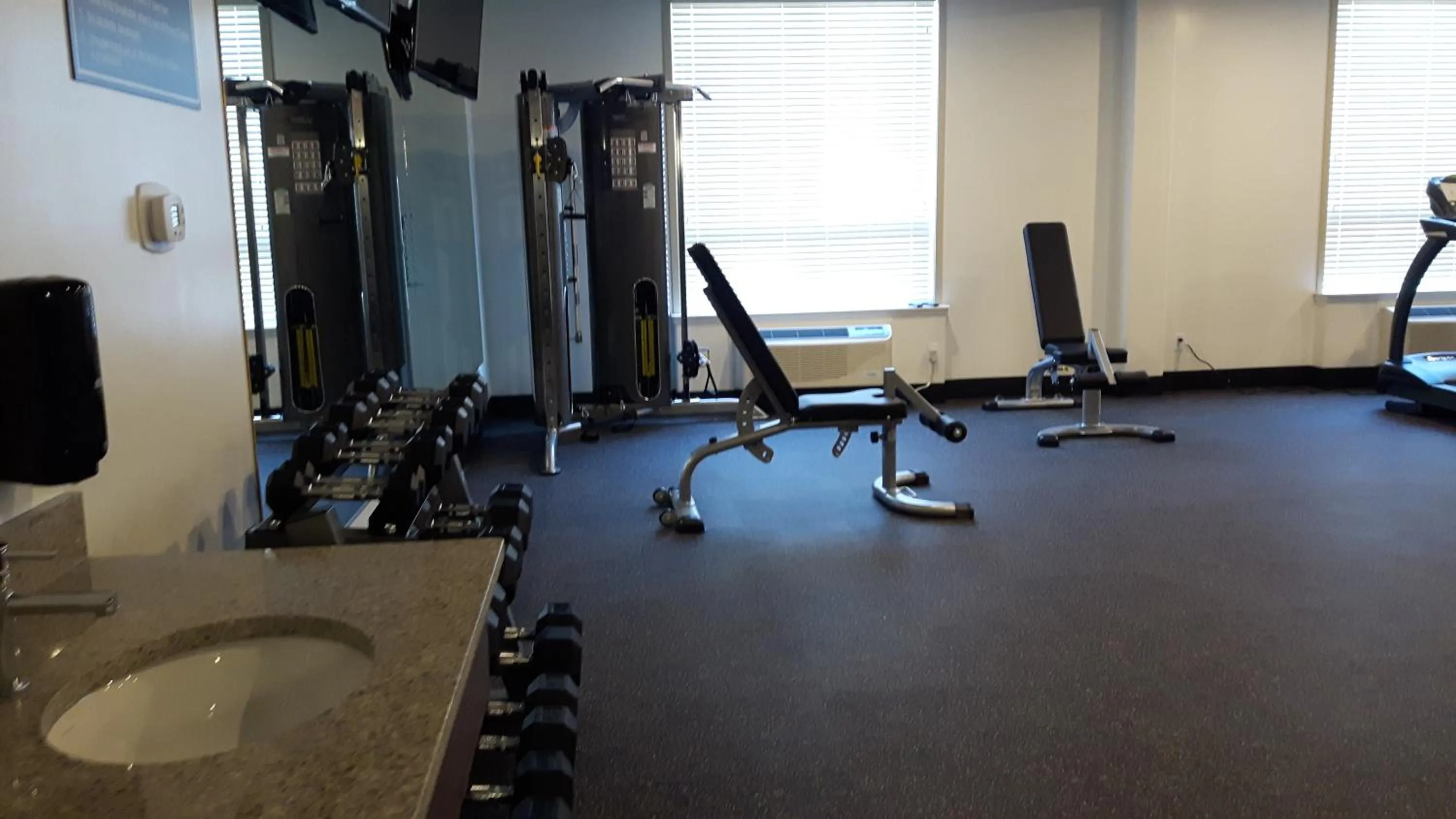 Fitness centre/facilities in Encore Suites by Service Plus Inns