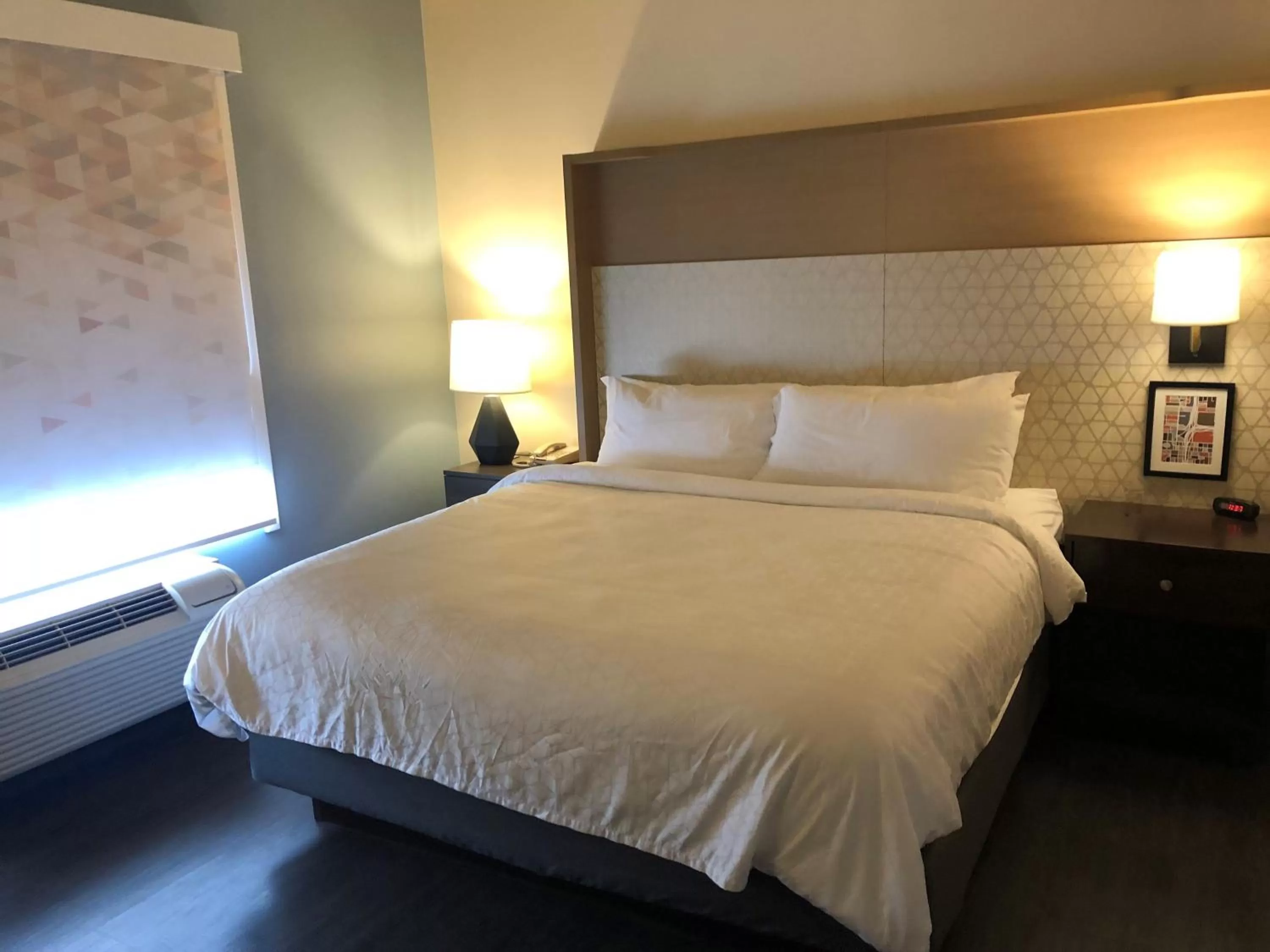 Photo of the whole room, Bed in Holiday Inn Omaha Downtown - Waterpark by IHG