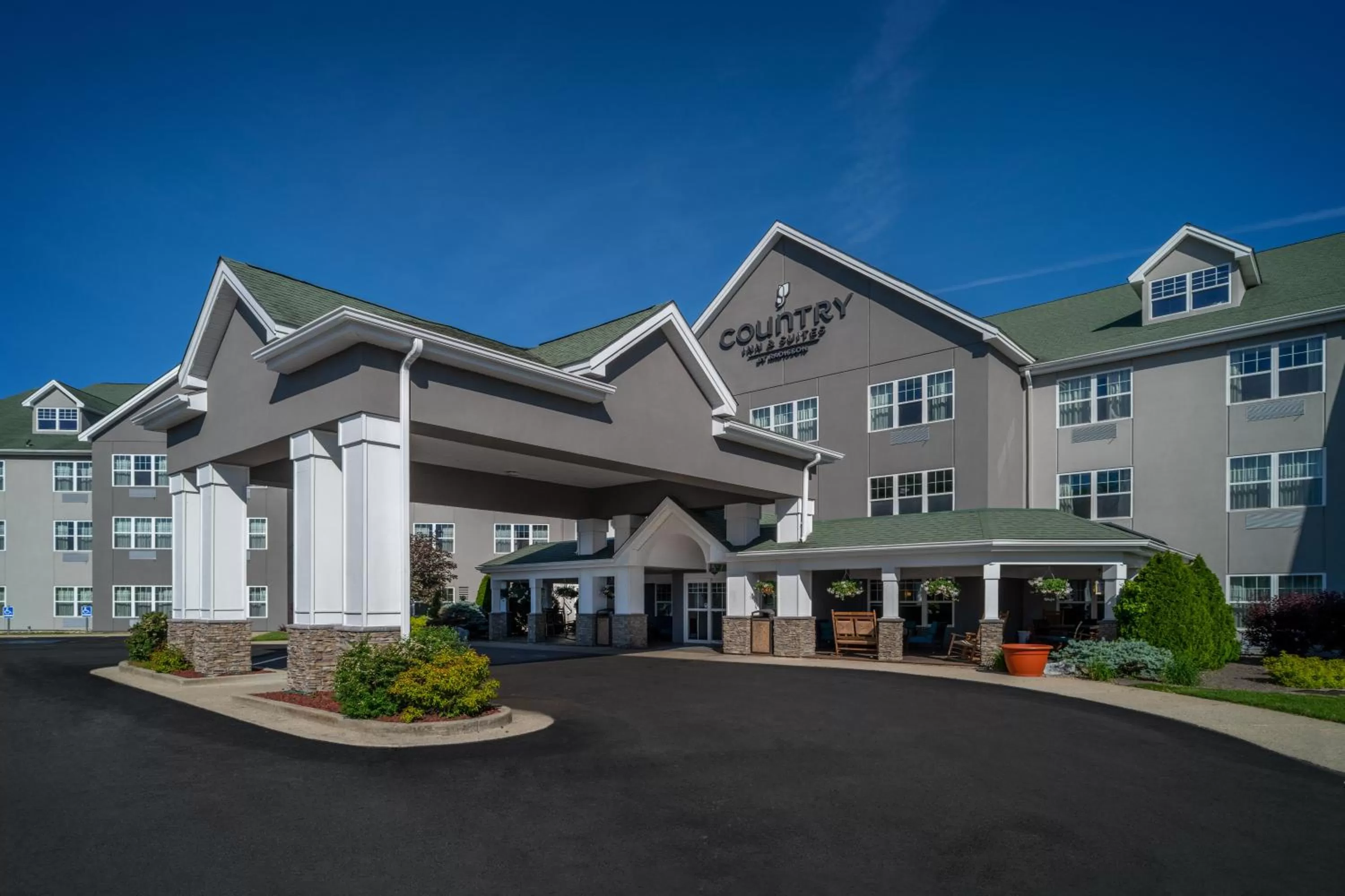 Facade/entrance in Country Inn & Suites by Radisson, Beckley, WV