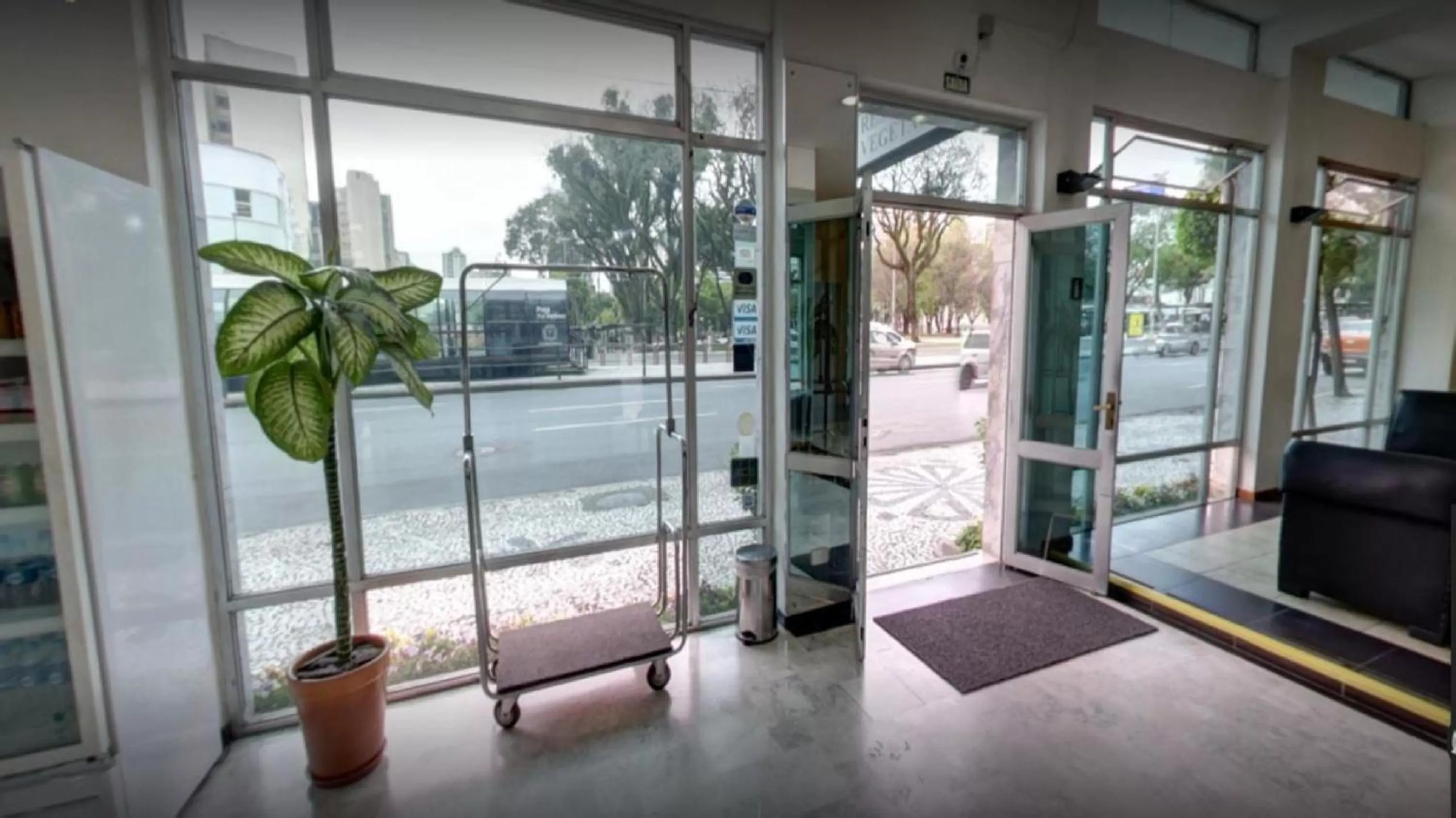 Facade/entrance in Rede Andrade Guaíra