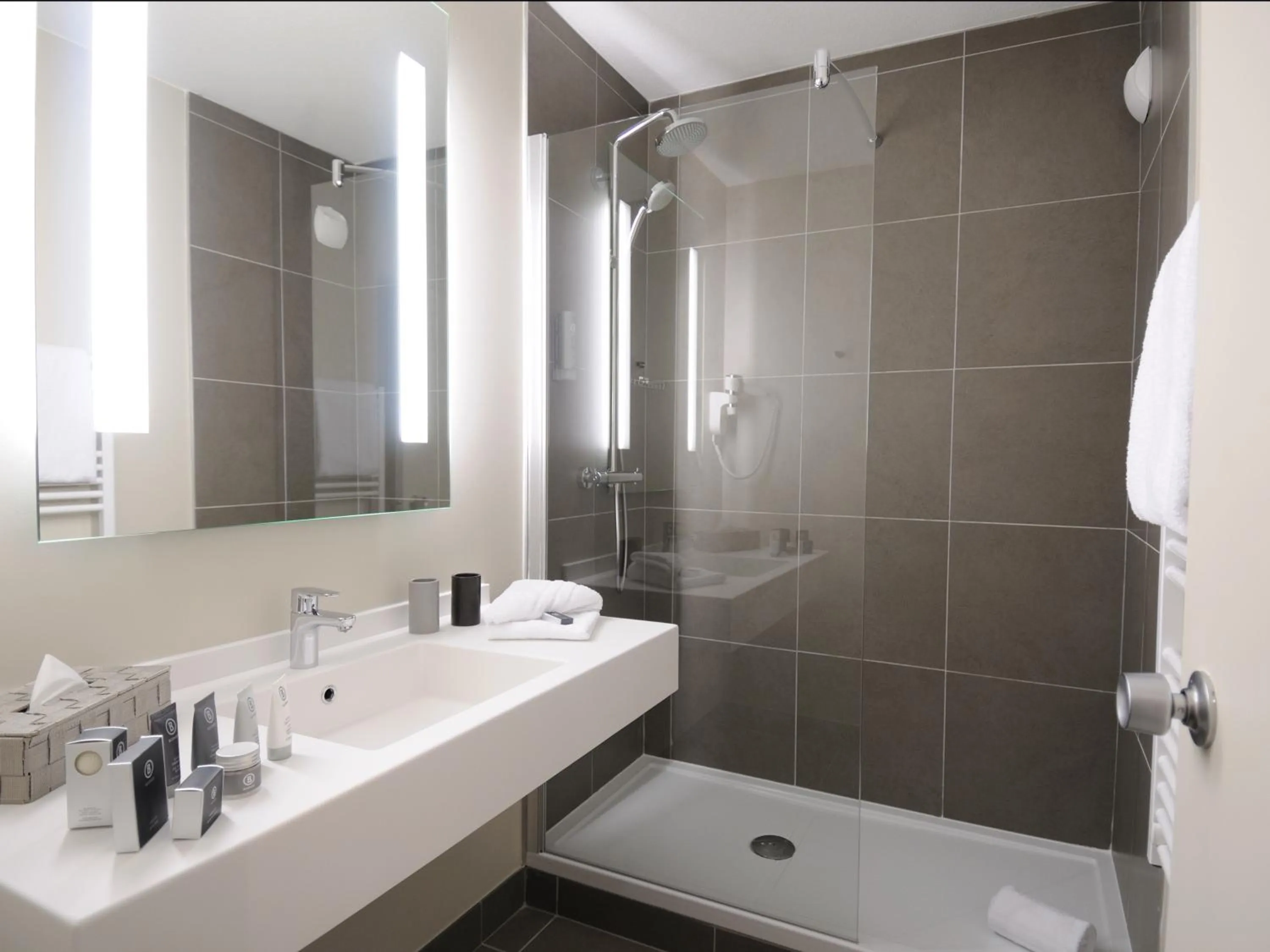 Shower in Best Western Plus Hôtel & Spa de Chassieu