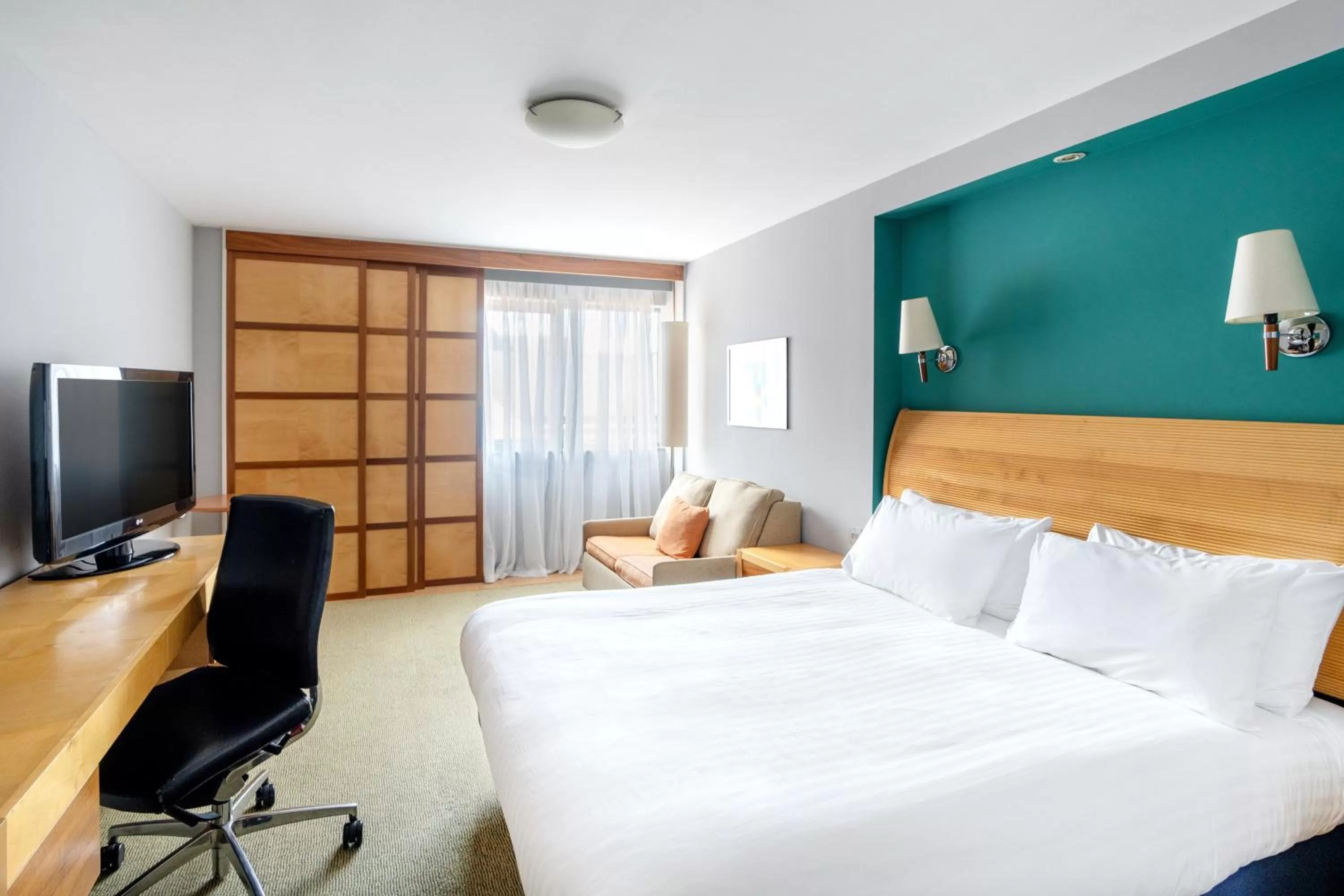 Bed in Holiday Inn Maidstone-Sevenoaks by IHG