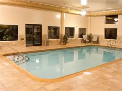 Swimming Pool in C'mon Inn