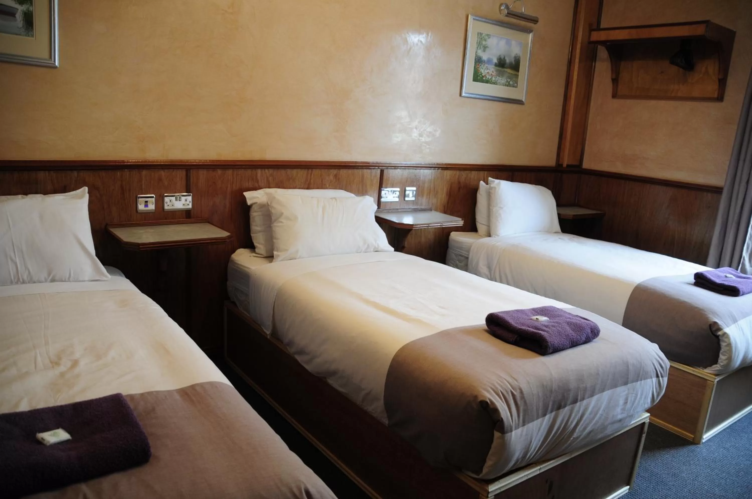 Bed in Cricklewood Lodge Hotel